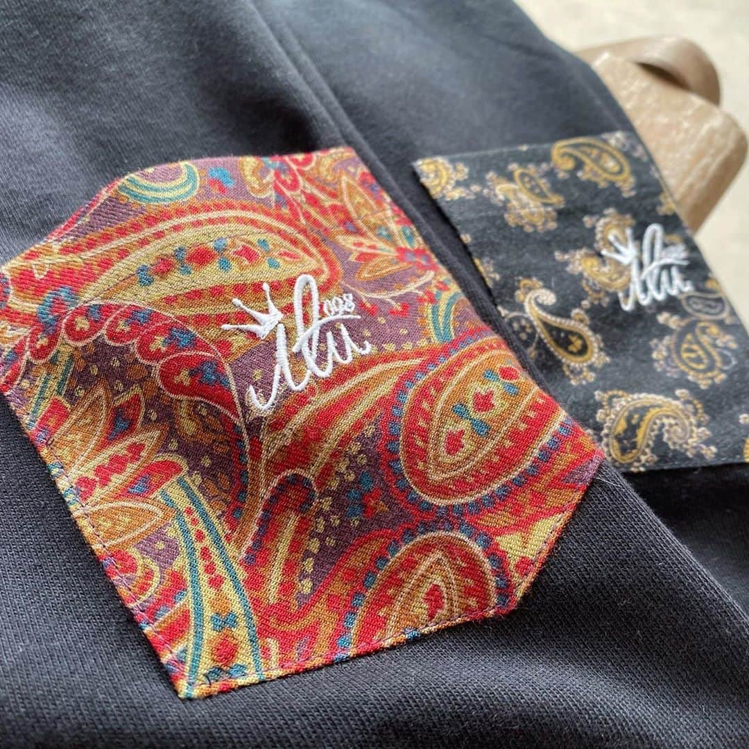 original brand 【ilu098】さんのインスタグラム写真 - (original brand 【ilu098】Instagram)「ワールドポケットtシャツ お待たせ致しました！ 待望のブラック&長袖タイプ。 世界旅で出会った生地を使用。 沖縄でアイルを刺繍。 アイルの最新作ポケットtシャツ！  ・WORLD POCKET(長袖) ¥5,480- ブラック / S M L XL  販売 店舗 11/7(土)~ Web 11/7(土)19時~  #ilu098 #ロイクル🐕 #おきなわ #沖縄 #ポケットtシャツ #アイル旅 #普天間」11月6日 17時00分 - ilu098