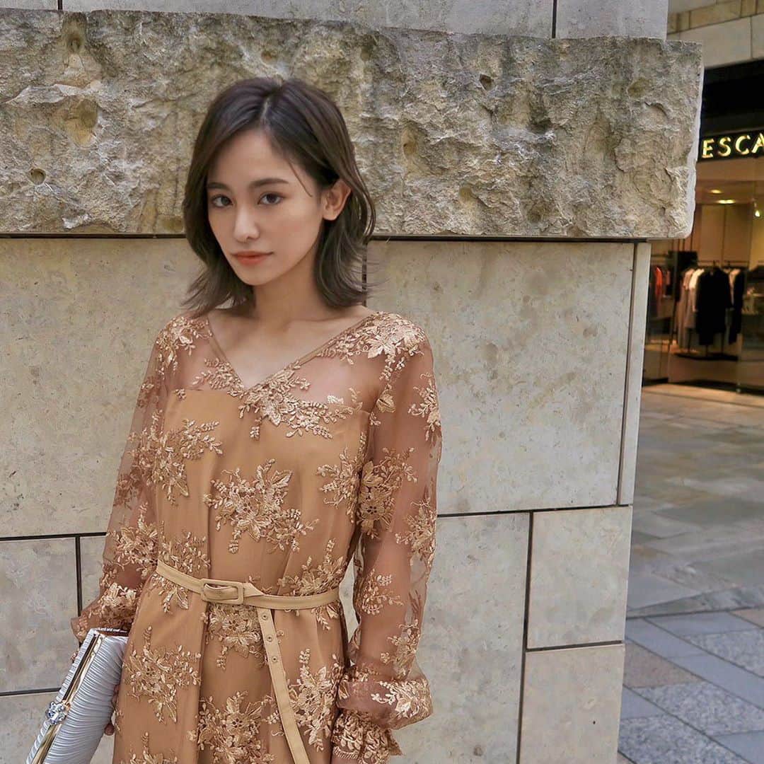 宮本沙恵のインスタグラム：「髪の毛は色落ちを見込んでダークカラーです🤎 メッシュを入れたから1週間くらいで出てくるはず✨ . #ヘアカラー#ヘアスタイル#ヘアカット#バレイヤージュ#airaoyama」