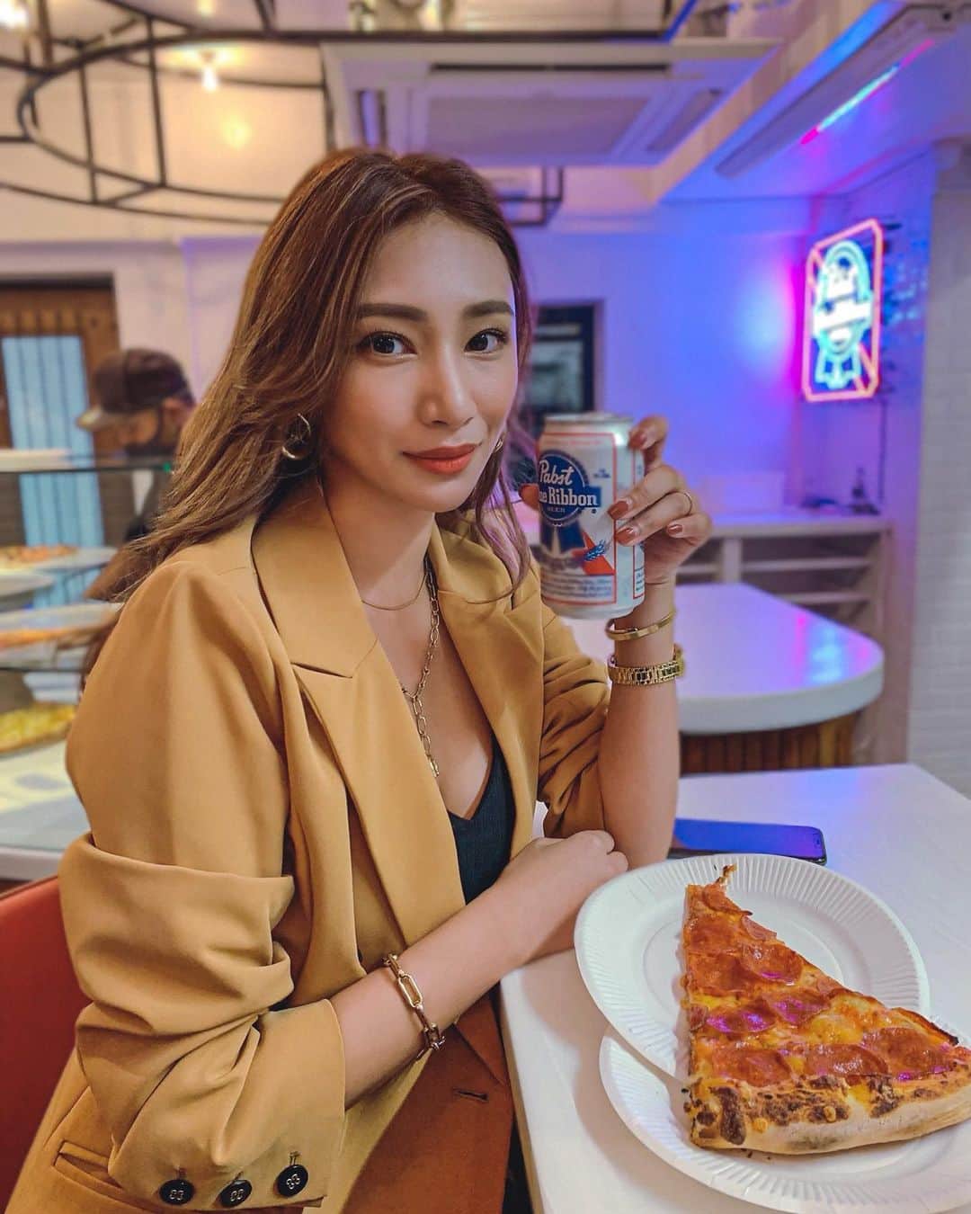 新井ニーニャのインスタグラム：「🍕﻿ ﻿ ﻿ 原宿に新しくオープンする﻿ ピッザニスタのプレオープンに🤤🍕💞🍻﻿ @pizzanistatokyo  お店も外装も可愛いし﻿ ピザは美味しいし﻿ 大好きなパブストも飲めるし🍺﻿ @pabst.japan  @pabstblueribbon  ﻿ 最高😚✨﻿ Thank you by @daisuke_fireworks   キャットストリート、トランクホテルの近くだよ☺️🍺 📍渋谷区神宮前5-28-7 ﻿ ﻿ ﻿ #ピザ #原宿 #ビール #ピッザニスタ #pizzanista #pabstblueribbon」