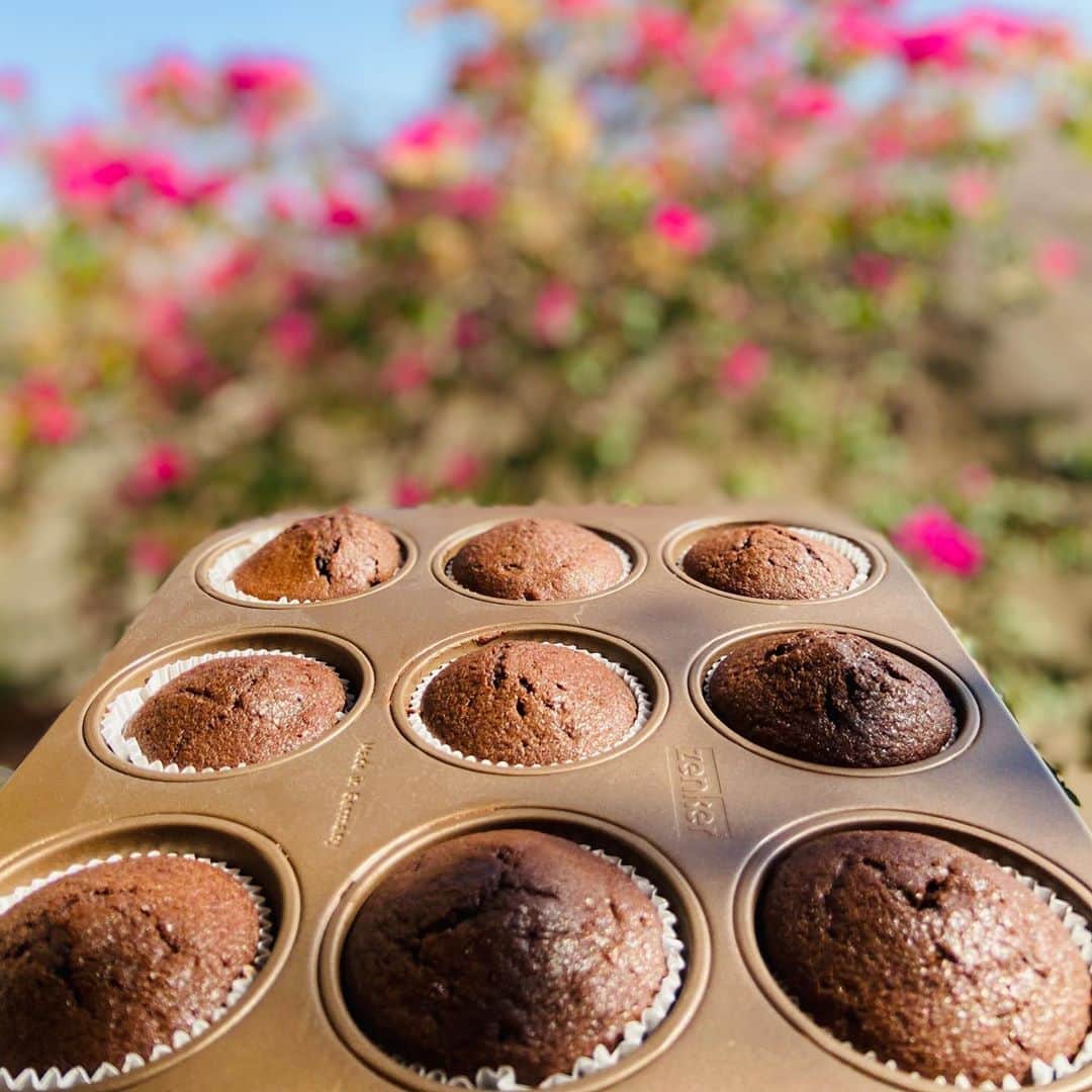 SUPER CAKESのインスタグラム：「My weekend therapy😍with couple of super soft,super moist chocolate muffins 😋😋#chocolatemuffins #muffins #instabake #weekendvibes #baking #baker #bakinglove #bakingfromscratch #selftaught #homebaker #photooftheday #instaphotography #qatarbaker」
