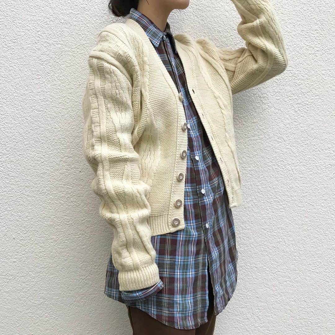 のインスタグラム：「🍃RECOMMEND STYLE🍃  ☑︎vtg 60's-70's check shirts ☑︎vtg white wool knit cardigan ☑︎vtg 70's brown cotton pants  入荷したばかりのビッグサイズのシャツは チョコミントのような色合いがとっても素敵🌿  ショート丈のむちむちニットカーディガンと 裾フレアの70'sパンツでバランス感を楽しんで＊  🛒VINTAGE ONLINE STOREにてお買い求めいただけます🛒  ------------------------------------ 🛍NUTTY通販について🛍 ------------------------------------- ＜ONLINE STORE＞ VINTAGE▶︎http://nutty.theshop.jp/ USED SELECT▶︎https://nuttyselect.official.ec/ （プロフィールページURLよりjump🕊） ㅤㅤㅤㅤㅤㅤㅤㅤㅤㅤㅤㅤㅤ ＜VIDEO CHAT SHOPPING＞ テレビ電話をお繋ぎして、リアルタイムでご案内いたします。詳細は過去の投稿をご覧ください。」