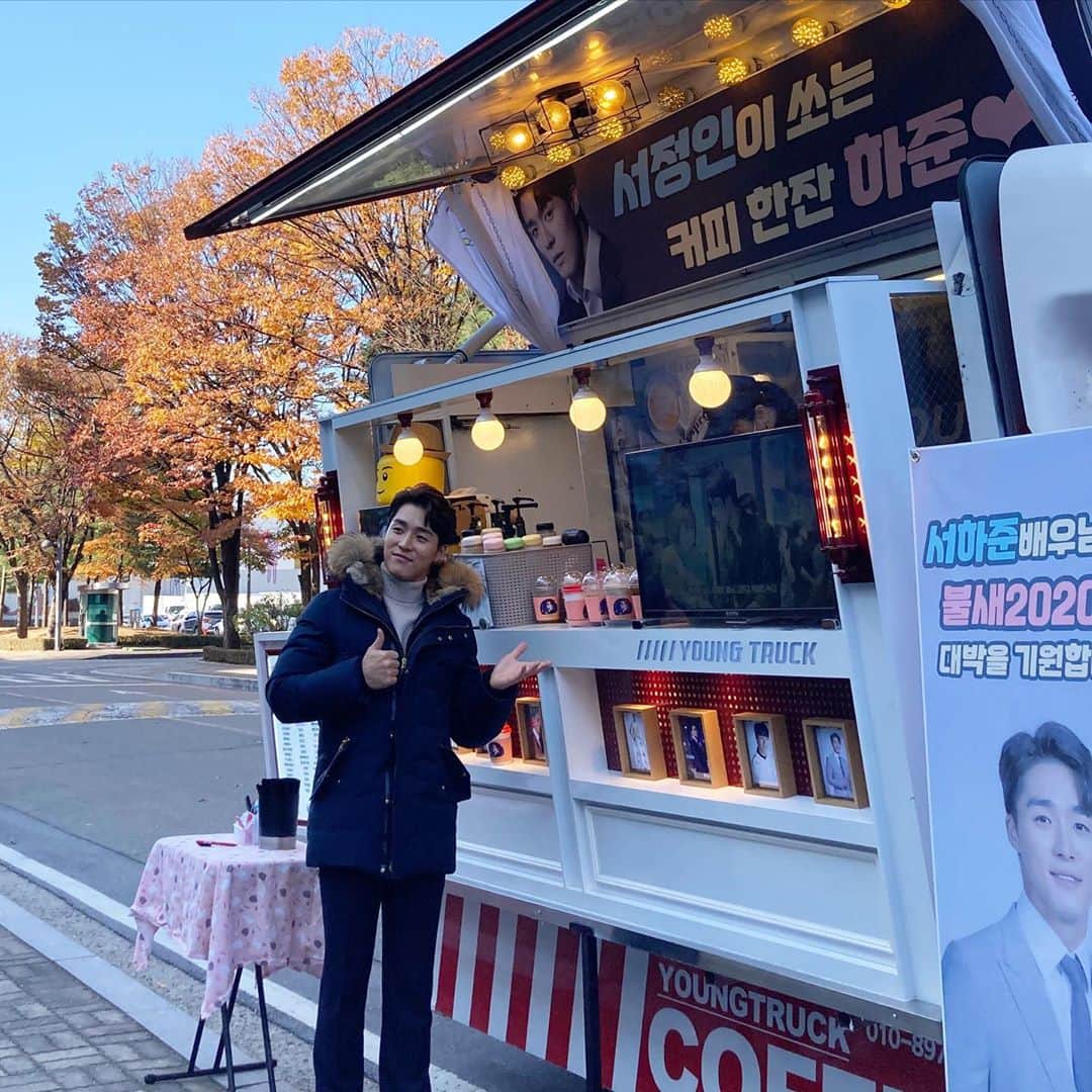 ソ・ハジュンさんのインスタグラム写真 - (ソ・ハジュンInstagram)「일본 팬분들께서 보내주신 커피차와 분식차 덕분이 우리 불새는 활활 더타오를 수 있었습니다 🔥🔥🔥 - 먼 곳에서도 항상 응원해주시는 일본 팬여러분 다시한번 진심으로 감사합니다 ! 🤩 - #불새2020 화이팅 🔥🦅‼️」11月6日 17時20分 - seo_ha_jun