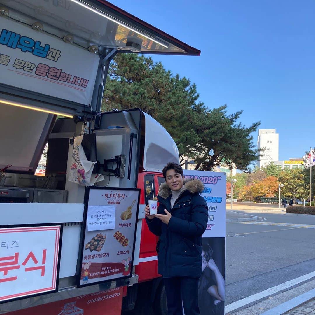 ソ・ハジュンさんのインスタグラム写真 - (ソ・ハジュンInstagram)「일본 팬분들께서 보내주신 커피차와 분식차 덕분이 우리 불새는 활활 더타오를 수 있었습니다 🔥🔥🔥 - 먼 곳에서도 항상 응원해주시는 일본 팬여러분 다시한번 진심으로 감사합니다 ! 🤩 - #불새2020 화이팅 🔥🦅‼️」11月6日 17時20分 - seo_ha_jun