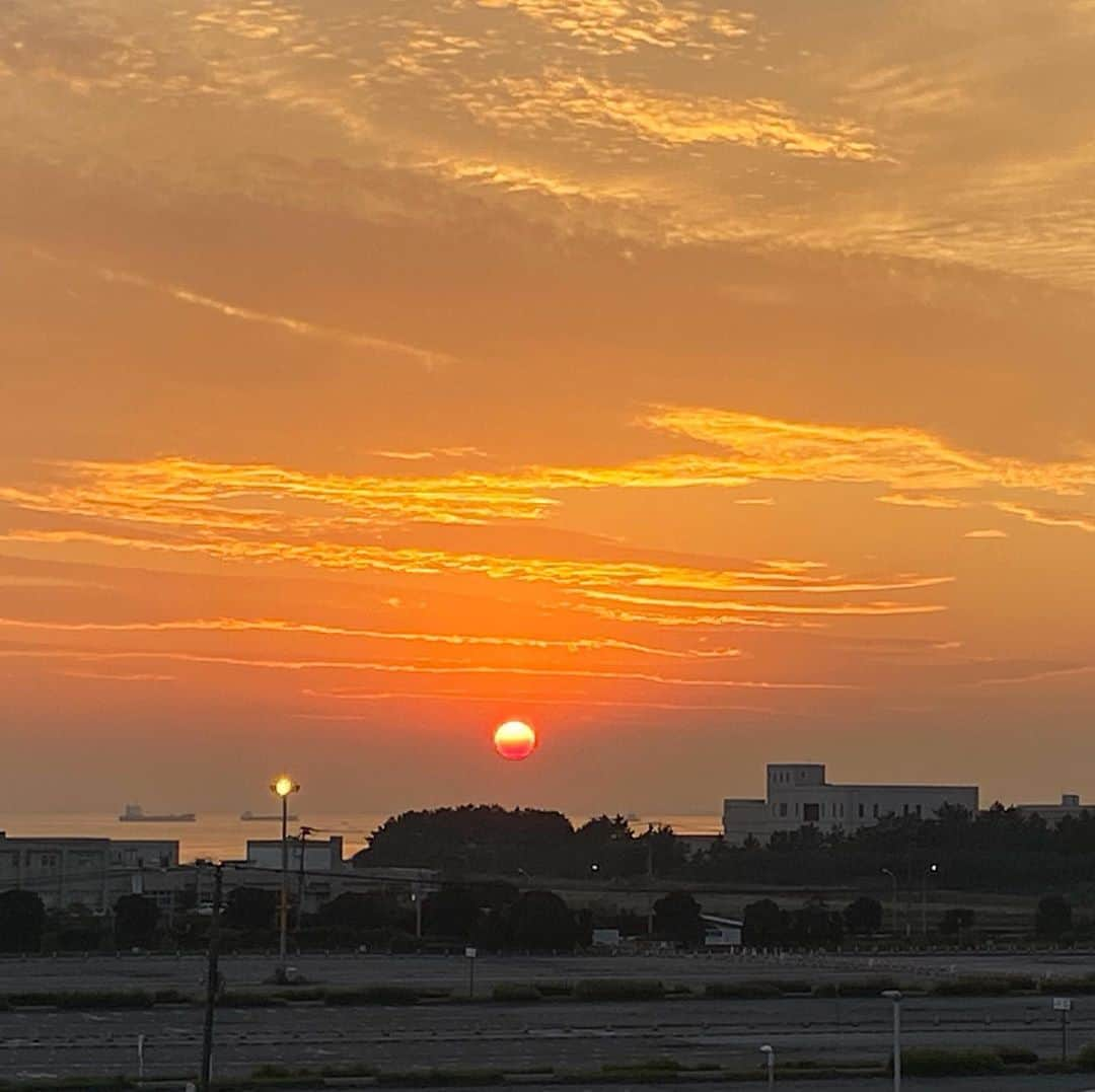 松浦志穂さんのインスタグラム写真 - (松浦志穂Instagram)「幕張で見たとっても綺麗だった夕日🌇お裾分けしますね @kei_yamazaki_aisekistart  さんの携帯お借りして撮影。 ・ #夕日 #無加工 #幕張イオンモール劇場」11月6日 17時16分 - matushiho