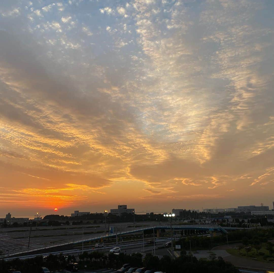 松浦志穂さんのインスタグラム写真 - (松浦志穂Instagram)「幕張で見たとっても綺麗だった夕日🌇お裾分けしますね @kei_yamazaki_aisekistart  さんの携帯お借りして撮影。 ・ #夕日 #無加工 #幕張イオンモール劇場」11月6日 17時16分 - matushiho