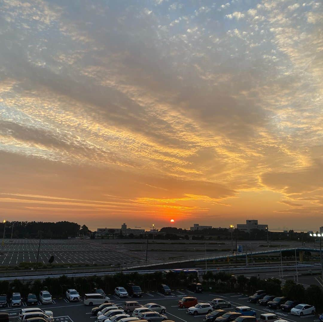 松浦志穂さんのインスタグラム写真 - (松浦志穂Instagram)「幕張で見たとっても綺麗だった夕日🌇お裾分けしますね @kei_yamazaki_aisekistart  さんの携帯お借りして撮影。 ・ #夕日 #無加工 #幕張イオンモール劇場」11月6日 17時16分 - matushiho