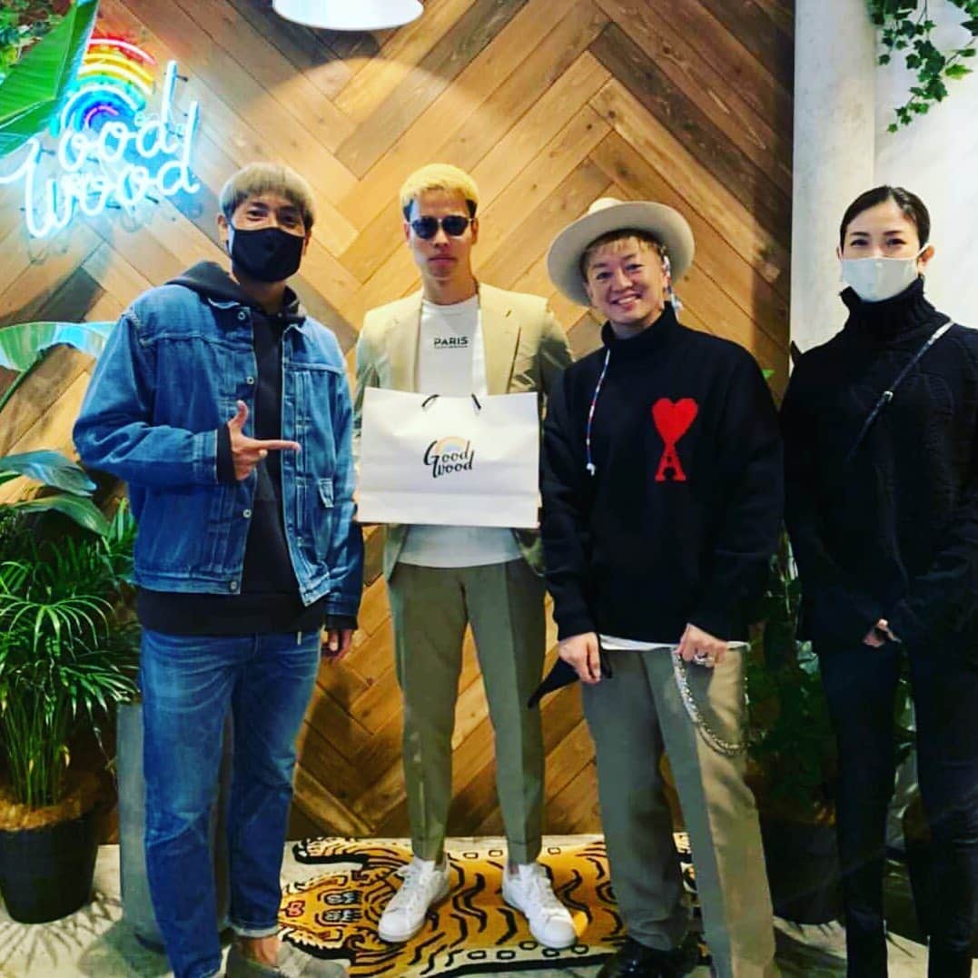 マキヒカのインスタグラム：「. 田中順也選手のブランドのceueuの3日間限定の店頭販売行ってきたんですよね😎お洒落すぎた🤩神戸にあります❤️ぜひ、行ってみてね🥺👍 . #céueu #goodwood  #サッカー選手来まくり店 #田中順也 選手　@ceueu.japan  #ヴィッセル神戸　#vissel」