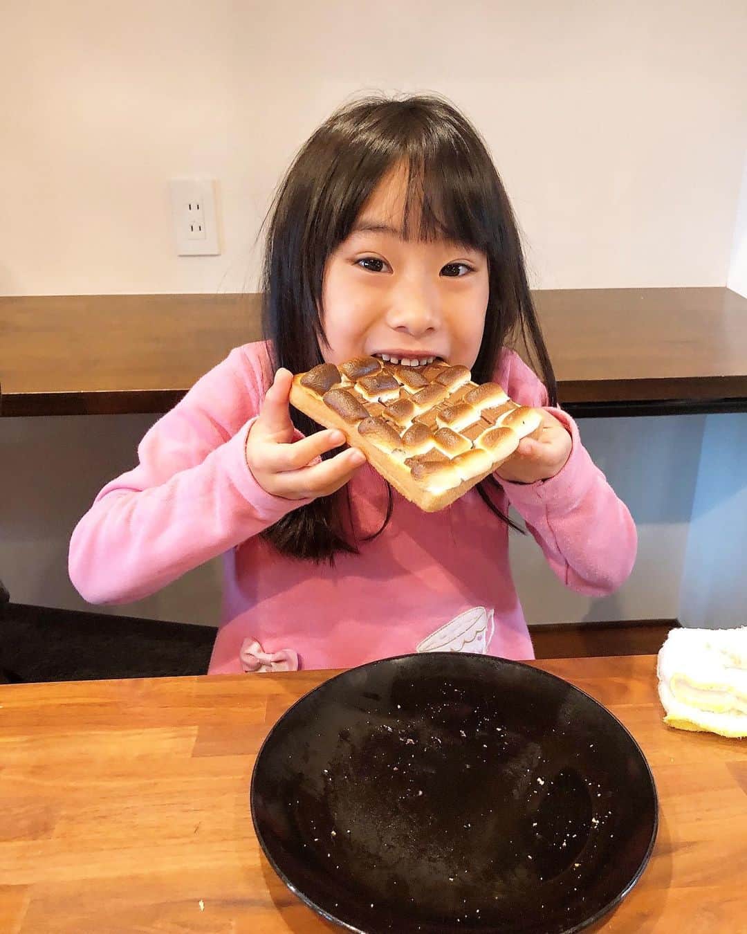 みきママさんのインスタグラム写真 - (みきママInstagram)「【おやつはマシュマロチョコトーストです！！】  杏ちゃん「お腹すいた！雪見大福トーストが食べたい！」ってさ。雪見大福ないんだよ😭😭😭  食パン+チョコ+マシュマロのトーストにしよう✨✨✨  板チョコ1枚で2枚分作れます❤️  すると、杏ちゃん、1口目で「おいしい！おかわり！」ってさ。  マシュマロチョコトースト2枚ペロリです😅😅😅すんげーな😅😅😅  ポイントはマシュマロを焦がさないことです🤗2枚目ちょっと焦げました😱  #みきママ　#マシュマロ　#チョコ　#板チョコ　#トースト　#トーストアレンジ　#おやつ　#おやつタイム」11月6日 17時18分 - mikimama_official