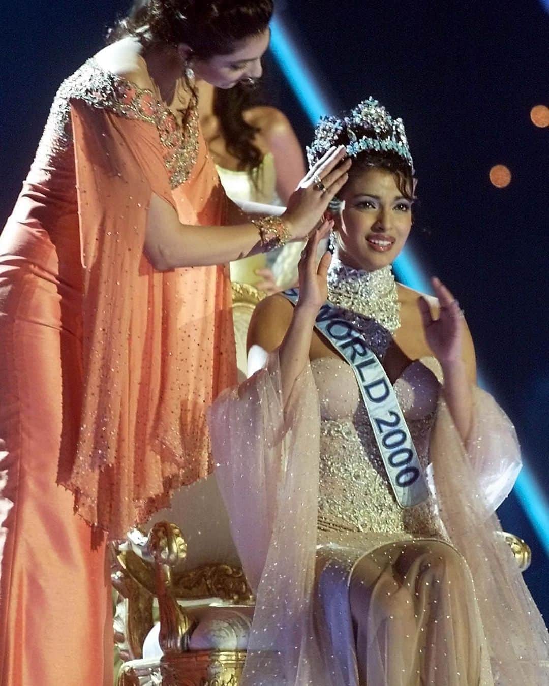 Just Jaredさんのインスタグラム写真 - (Just JaredInstagram)「The 20-year anniversary of Priyanka Chopra winning Miss World is later this month and she’s looking back at something that happened during this crowning moment. Tap this photo at the LINK IN BIO for the full story. #PriyankaChopra #MissWorld Photos: Getty/AFP」11月6日 17時18分 - justjared