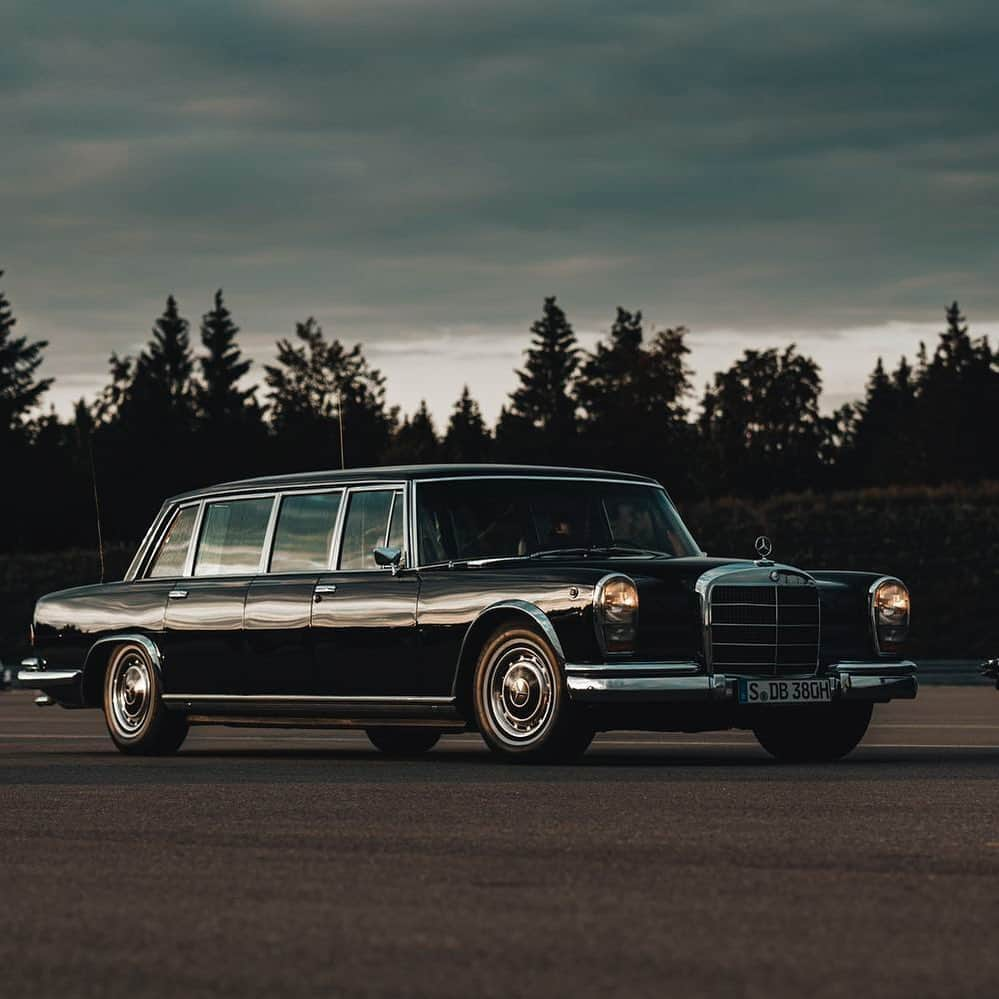 メルセデス・ベンツさんのインスタグラム写真 - (メルセデス・ベンツInstagram)「Introduced in 1963, the Mercedes-Benz 600 was the ultimate combination of automotive luxury and technology at the highest level. The four-door Pullman limousine is one of the chauffeur-driven vehicles with a long wheelbase. These make the exclusive character of the type 600 particularly radiant.  via @mercedesbenzmuseum   #MBclassic #MercedesBenz #MB600 #pullman #luxury」11月6日 17時18分 - mercedesbenz