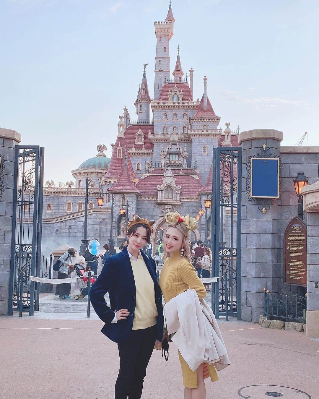 yokoのインスタグラム：「. いなりさんと美女と野獣のバウンドコーデしてディズニーデートしてきました💛💙 いなりさんがめっちゃかっこよくて最高でした、、！！ てゆうかいけめんすぎて待ち合わせのとき一瞬わからんくて はあああううううってなった、、(語彙力) . アトラクは乗れなかったけど キャストさん達みんな話しかけてくれて 嬉しかった✨ . ブルーバイユーも行ったからまた載せるねー！ . . . . . . . . . . . . . . . . #美女と野獣#美女と野獣魔法のものがたり  #ディズニーランド#disneyland#disney #エンタメ活動を止めない #アジア一のエンターテインメント #burlesque#burlesque lesquetokyo#バーレスク東京#ダンサー#透明少女#model#hairmake#makeup#love#ootd#fashion#instagood#instalike#instafashion#tokyo #お洒落さんと繋がりたい#カメラ好きな人と繋がりたい#モデル#東京」