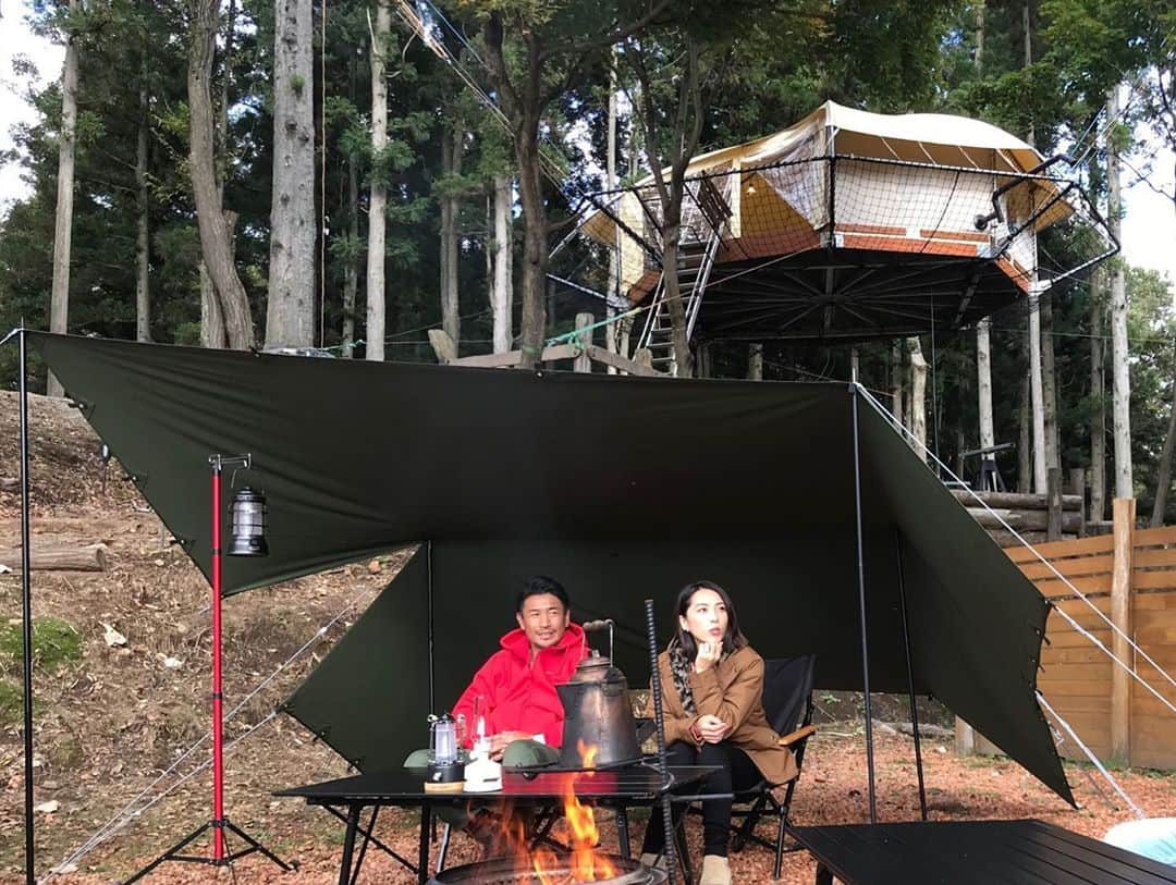 矢沢心さんのインスタグラム写真 - (矢沢心Instagram)「☆ 初キャンプは浮いてるテントを体験しました この場所、木を伐採していないのでテントを片付けたら自然に戻す事が出来るオーナーこだわりの地だそうです🌲 THEキャンプも良いけど、こんなキャンプもぜひご興味ある方はぜひ🏕 色々なキャンプのスタイルがあるんですね🤔 2人の写真ってなかなかないから、たくさん撮ってもらえたのをチラチラ いらないと思いますがおすそ分けです🙄💦  11月7日土曜日10:30〜 テレビ朝日です😳  #注文の多い初キャンプ第3弾 @masato.official」11月6日 17時20分 - yazawashin.official