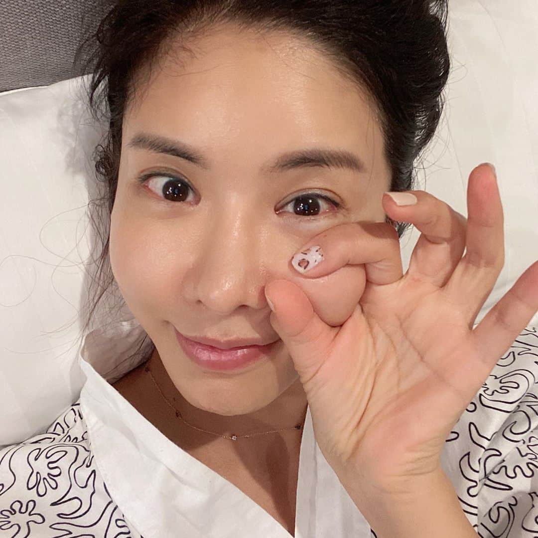 キム・ジュニさんのインスタグラム写真 - (キム・ジュニInstagram)「저 올해 45살🙈내년이면 한살 더 먹구 46😭 정말 가는 세월은 막고 싶지만 그건 거스를수 없는 일이니 최선을 다해 피부에 좋다는건 일단 다 해보고 있어요  그중에 가장 중요한건 수분보충! 하루에 물을 2리터 이상 먹으려고 노력을 하는데.. 사실 1리터 먹기도 힘들어요😢그치만 열심히 노력중이구요  또하나는 피부 보습이에요 피부가 건조하지 않도록 해주는게 중요한데 유수분 발란스를 맞춰 보습을 해주는 것도 중요하지만 우리가 나이가 들면서 무너지는 콜라겐층을 잡아주는게 중요해요  20대때에는 탄탄하던 피부가 힘이 없이 탄력을 잃는 이유는 우리 몸에 콜라겐이 나이가 먹어갈수록 감소하기 시작해서 피부 탄력을 잃어가게 되는건데 완벽하게 그걸 막을순 없겠지만, 최대한 저분자의 콜라겐이 함유된 제품을 사용해서 피부콜라겐층 관리를 해주는게 좋은거 같아요  결혼전날 콜라겐팩하고 자고 피부가 엄청 조아져서 메컵쌤한테 칭찬받았다고 한거 기억하시죵 ㅎ 그만큼 이 콜라겐팩은 하고나면 그다음날 피부가 완전 달라요 아니 바로 하고 난후에 놀라보게 달라진 피부상태를 두눈으로 바로 확인하실수 있을정도로 눈에 보이게 좋아요:)  써 보신분들은 너무 잘 아시겠지만 시트지 마스크팩 혹은 합성화학품으로 만든 마스크팩보다 100% 물에 녹는 생콜라겐으로 만든 이녀석은 정말 한번 써보시면 왜 제가 입이 닳도록 칭찬을 하는지 아시게 될거에요  다음주 월요일 다시 돌아오는 리얼콜라겐마스크팩 아직 안써보셨다면 정말 꼭 한번 써보세요 써보시면 저 진짜 칭찬해 주시고 싶으실 꺼에요😊😝  #다음주월요일입미다🙋🏻‍♀️ #에바주니x메디타임」11月6日 17時20分 - evajunie