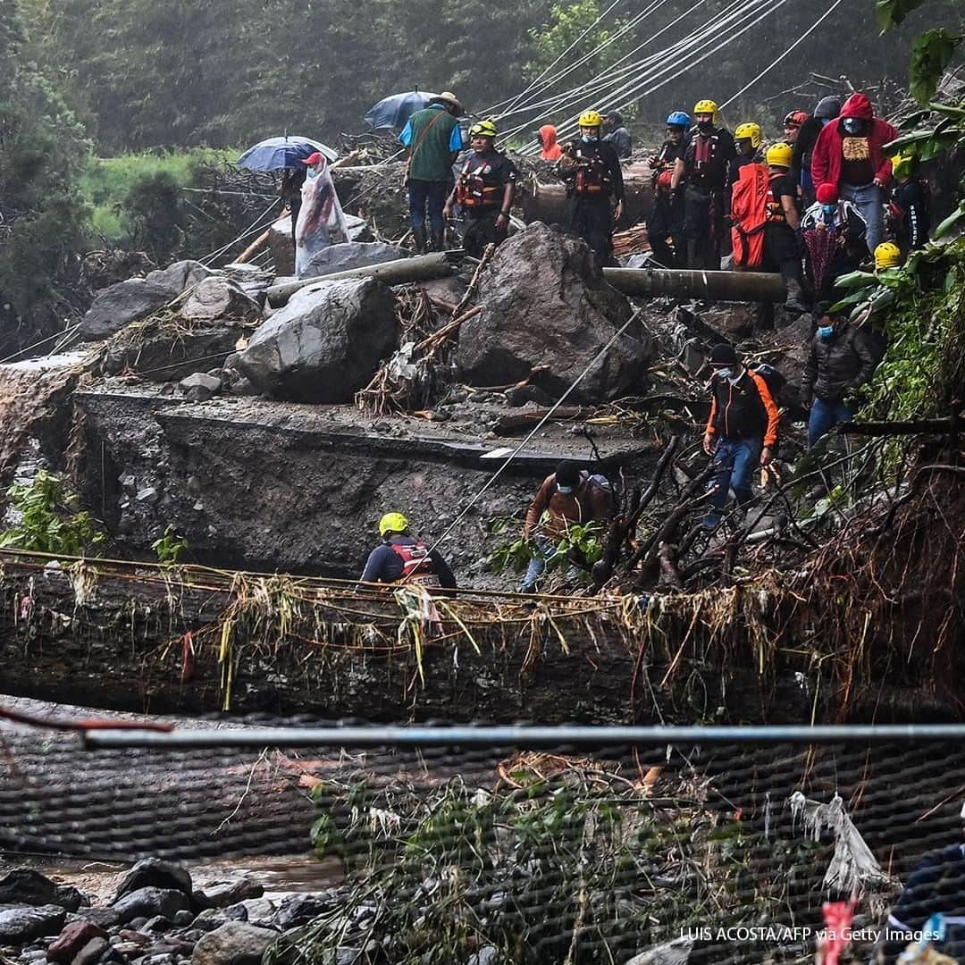 ABC Newsさんのインスタグラム写真 - (ABC NewsInstagram)「Members of Red Cross help to evacuate people after the overflow of Bambito river due to the heavy rains caused by Hurricane Eta, now degraded to a tropical storm, in Bambito, Panama, on November 05, 2020. Panama was the latest country to feel Eta's wrath, as landslides buried two homes in Chiriqui province on the Costa Rican border, killing five people, the National Protection System said. #hurricaneeta #panama」11月6日 17時30分 - abcnews