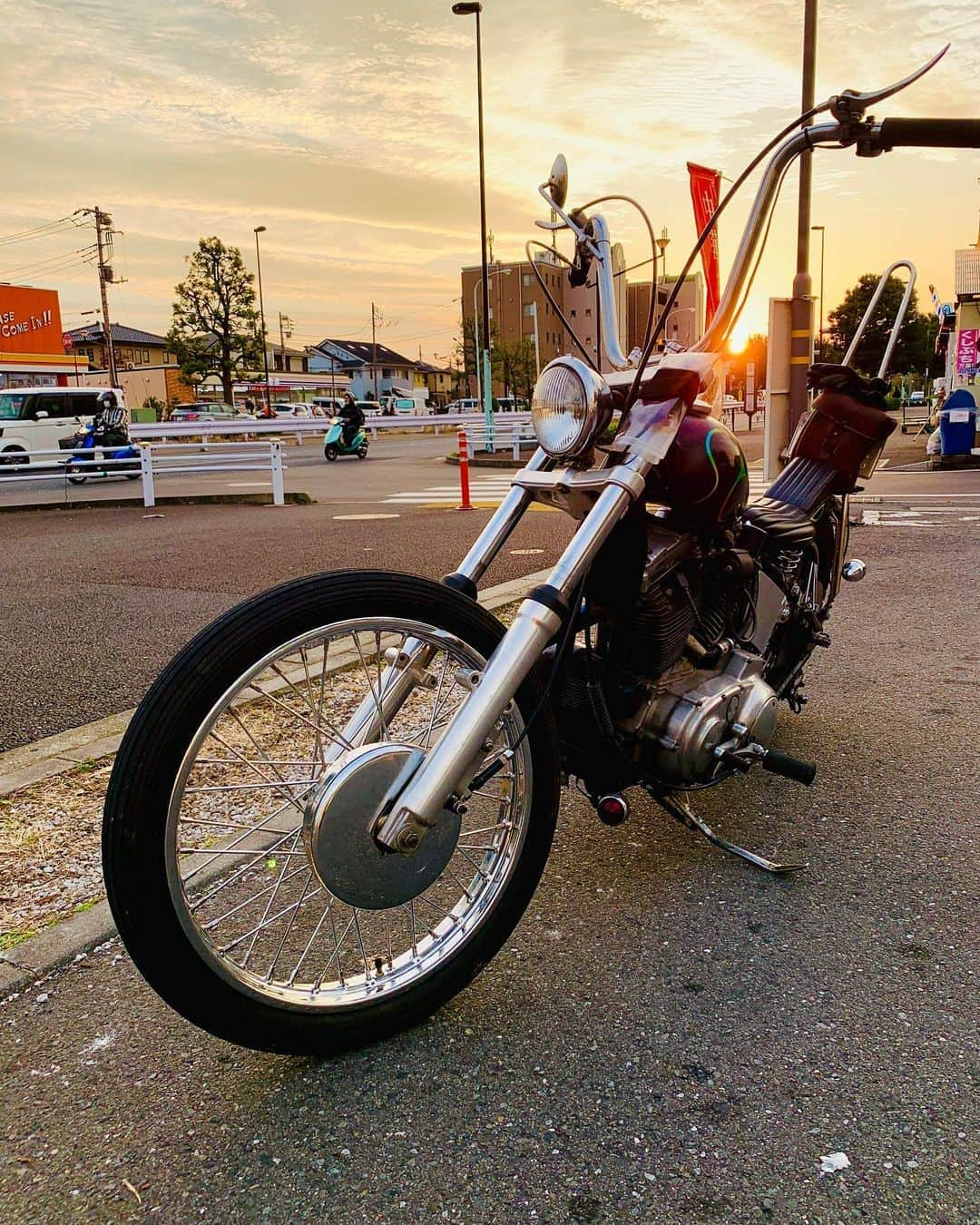 Curly Giraffeのインスタグラム：「2週間振りにバイクが帰ってきた 最高‼️  #harleydavidson #chopper  #chopperlife #sportsterchopper #sportstercustom #evochopper #xl1200s #irongiraffe」