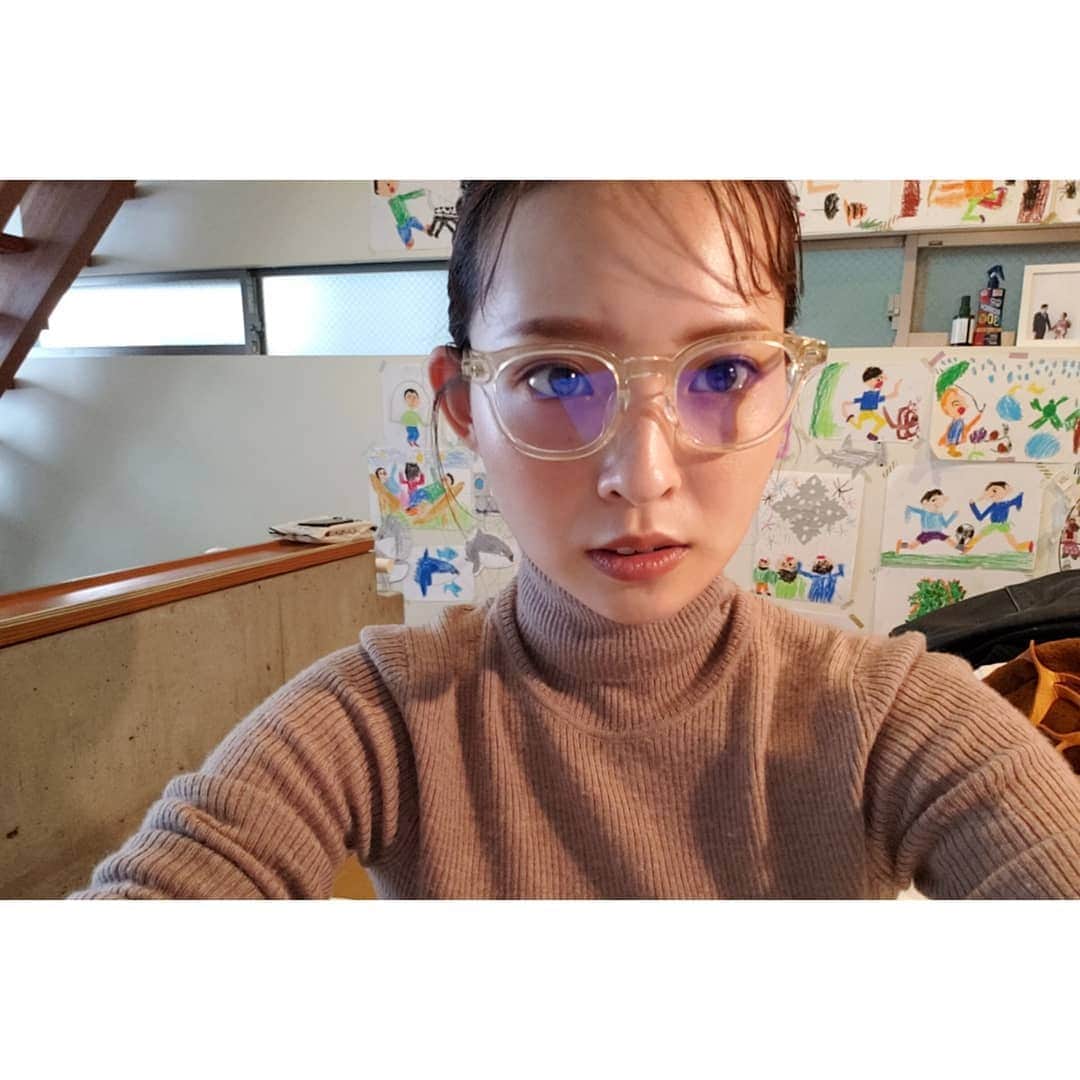 牧野莉佳さんのインスタグラム写真 - (牧野莉佳Instagram)「最近パソコンとか携帯ずっと見てると頭痛くなるなーと思ってて、、 やっとブルーライトカットのメガネを手に入れました👓💜めっちゃ快適‪✌︎」11月6日 17時29分 - makino_rika