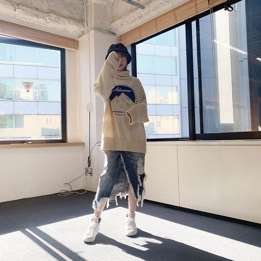 のインスタグラム：「🗻🌙⭐️ . 今日は朝から会議！もうすぐツアーだぁ☺︎ 今回のmix10thツアーは大阪がファイナルなんだけど、本当に申し訳ないことにそのファイナルが平日。。しかも休みにくい月曜日、、本当に申し訳ないなぁと思いつつ渾身の有休をここで使って頂けたらと思います。。😭💞  mix10thのツアーは本来5月からだったからかなりずれ込んじゃったけど一曲一曲への愛着が日々かなり増してます♡  当たり前にみんなとライブできると思ってた毎日が一変して自粛になったりしたけど、なんとかまたライブできるようになってきて 当たり前を当たり前だと思わないようになったなぁ。  何が起こるかわからない人生だからなぁ！！！  常にこれが最後かも、今日で歌えるの最後かも、ステージに立てるの最後かも、と思ってやってると全力で出来るけどとっても寂しいので みんなと沢山沢山会っていっぱい同じ時間を過ごしたいな〜と思うよ🥰🌙  今日は楽しいことがいっぱいあったのでまた次で書くね📝  #すぅ服 #mix10th  #adererror  #marineserre」