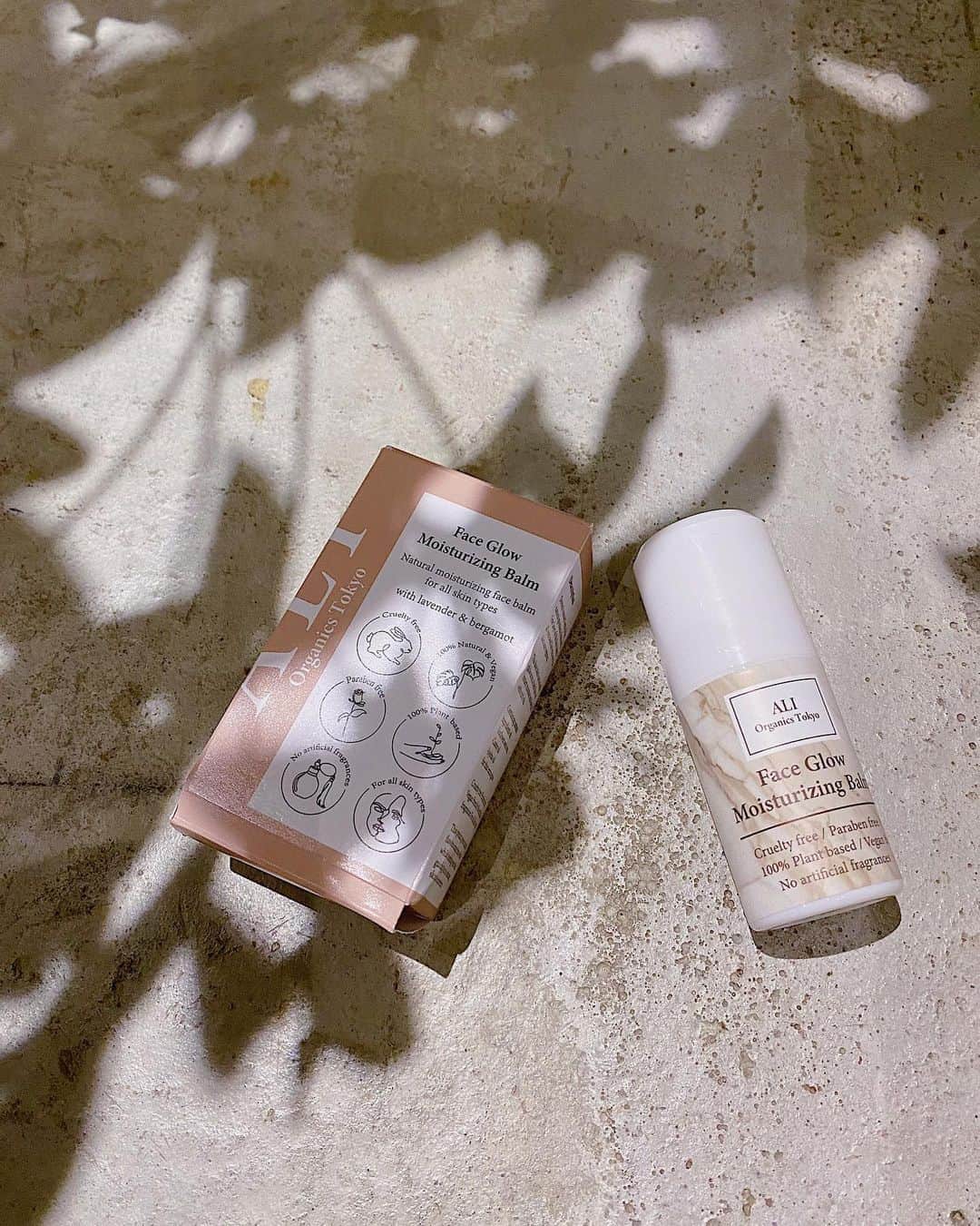 青山舞莉のインスタグラム：「"本当に良いものを心地の良い価格で提供する"  @ali_organics_tokyo  . . .  🌱ナチュラル100%、ビーガン100%、クルエルティフリー、合成香料不使用、パラベンフリーで環境を配慮したブランドさんのMoisturizing Balm . . . これ1本でスキンケアが全部済むという新しいスキンケア✨  明日11/7のローンチパーティーでは手に取る機会もあるみたいです詳細は　@ali_organics_tokyo のハイライトから見れます。そしてチケットはホームのリンクからです🤍 . . . 素敵なブランドコンセプトとプロダクトに惚れました🥺皆さんもぜひ使ってみてください  #pr #アリオーガニックトーキョー #ali_organics_tokyo #20秒スキンケア」