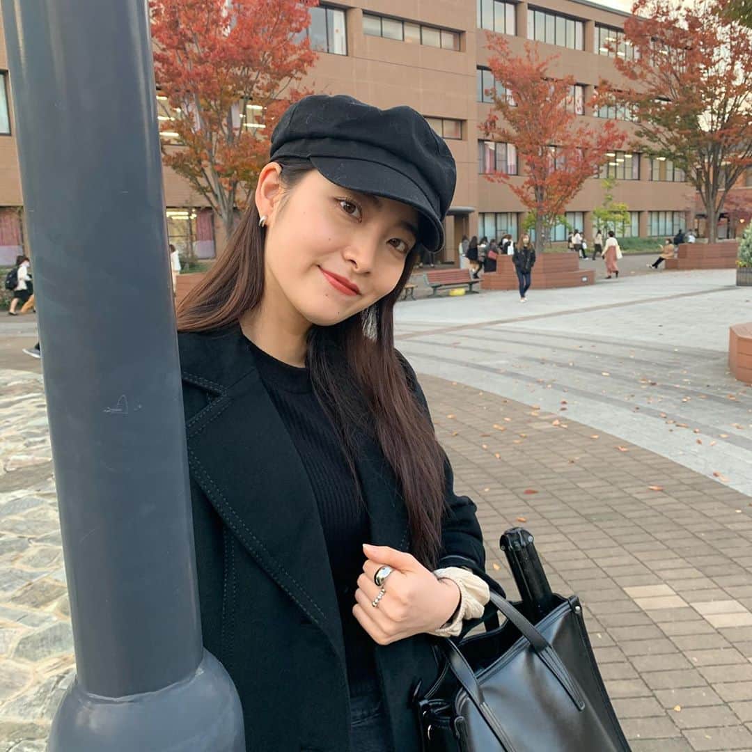 のインスタグラム：「皆さんこんばんは🍒  今日はいかがお過ごしたったでしょうか！今週もすぐ終わっちゃいましたね😌  明日はお休みの方も多いと思います！ 最近は朝晩の冷え込みが増してるので、くれぐれもお身体にはお気をつけて暖かくお過ごしください🧡  今週も本当にお疲れ様でした👏  私はまだ続きますので、明日もお仕事の方は一緒に乗り切りましょう〜！✨  では、本日の#とやぽち まだの方はホームのURLまたはハイライトの投票方法その❷よりポチっとお願いしますっ💞  #ミスキャンパス同志社女子2020 #ミス同女 #エントリーNo2 #とやおりさ #とやおちゃん #とやぽち #りさぽち #ブラックコーデ🧸」