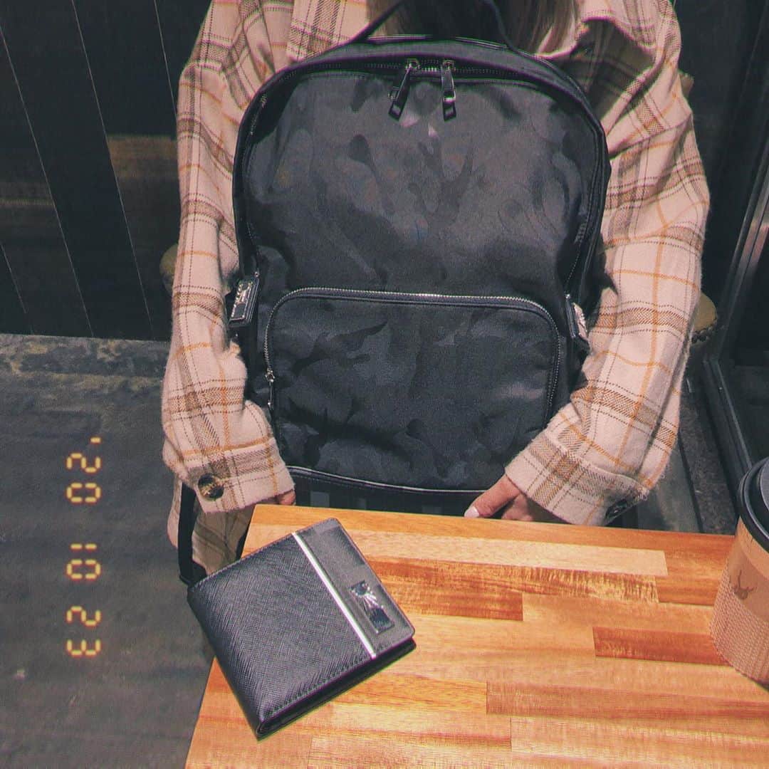 SuperGroupiesのインスタグラム：「炭治郎をイメージしたリュックとお財布🎒👛 ⠀ 炭治郎の耳飾りをモチーフにしたプレートを バッグの引き手とお財布のフロントに それぞれあしらいました。 ⠀ お財布のカードポケットは3つ。 パンツのポケットに収まる スリムなフォルムも魅力的です💕 ⠀ ⠀ #鬼滅の刃 とのコラボ商品は ただいま当店公式ショップにて お買い上げいただけます。 ⠀ 数量限定のため、ご購入はお早めに！🛒💨 ⠀ ⠀ ⠀ 🥳スパグルからのお知らせ🎙️ ⠀ 1つ前の投稿にて こちらの#竈門炭治郎 コラボバッグを プレゼントするキャンペーンを開催中！ ⠀ 気になる方はCHECKしてみてください✅」