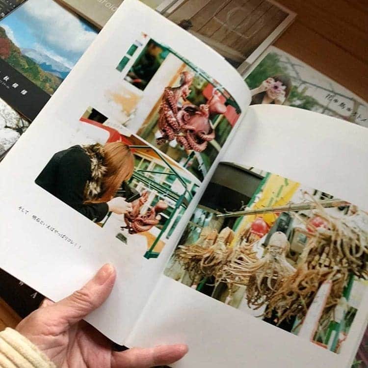 Photobackさんのインスタグラム写真 - (PhotobackInstagram)「本日ご紹介するのは、 uraran (@_uraran_)さまの作品🧚‍♀️ 素敵なコンセプトばかりの フォトブック作品集です📚 掲載お写真の左下の作品 『ハレノヒ』について コメントをいただきました🙌 . 『ハレノヒは、 甥の結婚式を纏めたもの。 プレゼントとしても つくったので喜んでもらえました✨ . 西宮のラボFRAME*3周年の時も 常連さんから写真とコメントを集めて BUNKOをプレゼントもしています😊』 と、uraran (@_uraran_)さま💐 . いろいろなライフイベントで Photobackを活用いただいている ようで本当にありがとうございます❣️ . 掲載しているお写真は その他様々な作品の中面の お写真でどれも雰囲気がある お写真ばかりで作品集のよう😍 次の作品も楽しみですね👀 . 代表で挙げてくださった 『ハレノヒ』については、 LIFEの36ページを 使用して綴られています🌿 存在感はありつつもパラパラと めくるのにはちょうどよい A5版サイズ。 まるで本屋さんに売っている 本のような帯付きなのもポイントです🤗 . uraran (@_uraran_)さま、 今回は素敵な作品を ありがとうございました🐈 . #photoback #フォトバック #フォトアルバム #フォトブック #フォトブックづくり #アルバム #photo #写真 #photoback作品紹介2020 #LIFE #BUNKO #作品集 #甥 #結婚式 #カメラ #想い出  #思い出」11月6日 17時25分 - photoback.jp