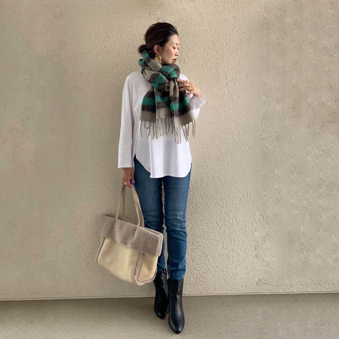 のインスタグラム：「この前の全身☺️  #uniqlojwanderson  の#マフラー と　@uniqlo  の　なんちゃらテールのロンT  #uniqloginza2020fw      bag @gu_for_all_  shoes  @outletshoes_official   #uniqloコーデ #uniqlolifewear #uniqloathome #uniqloginza2020fw #uniqloginza2020aw #uniqlo秋冬コレクション #ユニクロ新作  #秋コーデ#ニット#アラフォー#アラフォーコーデ#40代コーデ #40代#プチプラ#プチプラコーデ#シンプルコーデ  @uniqlo_ginza  @uniqlo」