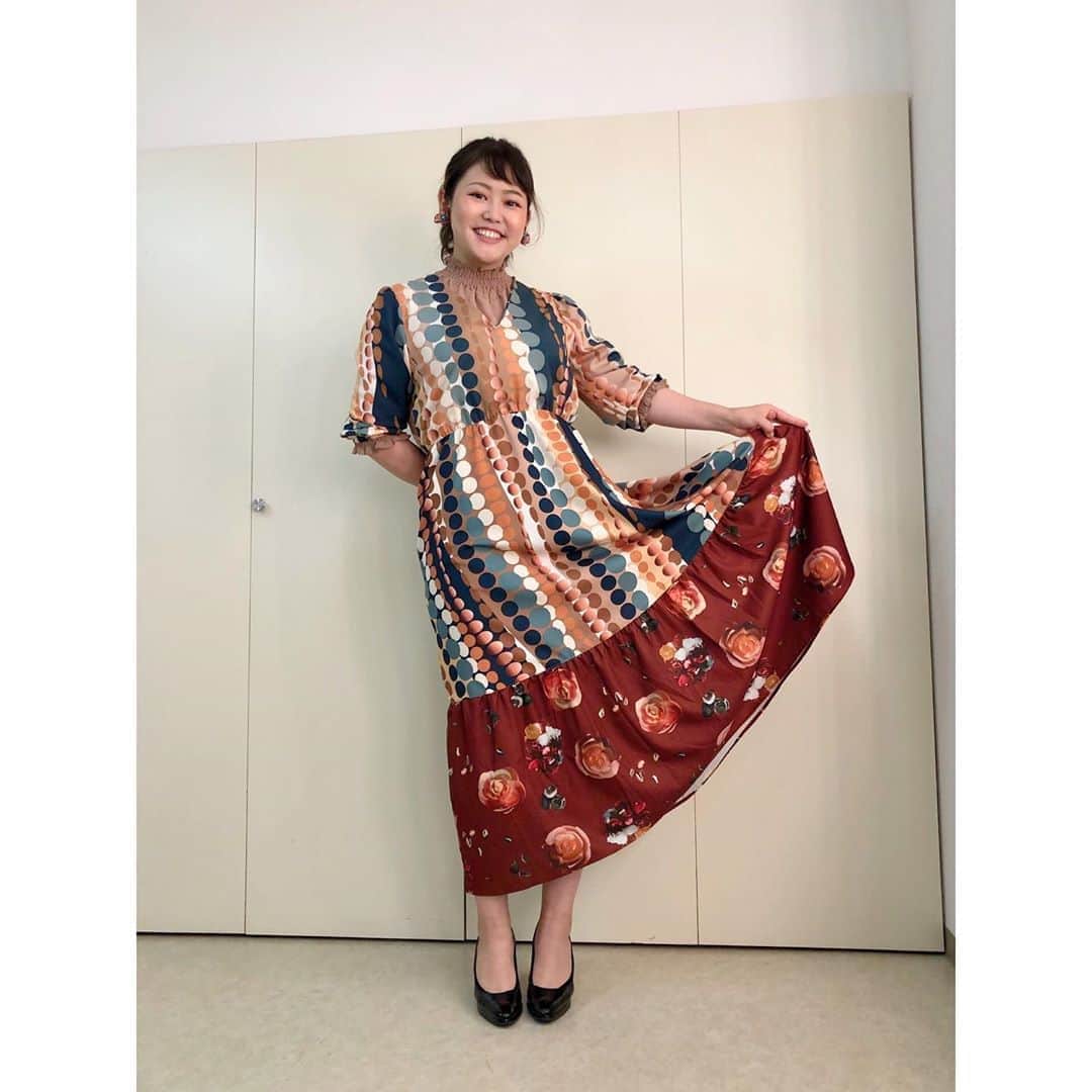 のインスタグラム：「.ここ1ヶ月の衣装たち💁‍♀️﻿ ﻿ 朝晩涼しくなって、衣装もすっかり秋の装いになりました🍁﻿ ﻿ 最近の私は、好物の栗🌰を食べたり、﻿ 大好物の辛い物🔥を食べたり、 4月から始めたゴルフ🏌️‍♀️を練習したり、﻿ マンガ📚を読んで号泣したりなどして過ごしています！﻿ ﻿ もっとInstagramに日常をあげられたらなぁ﻿ と思うのですが「映える生活」を送っていないのであげられず🥺🥺﻿ マイペースで頑張ります！！﻿ ﻿ #最近の衣装たち #ポーズ一緒 #ポーズ下手 #栗好き #甘い物の中ではモンブラン上位 #お酒好きなので甘い物はあまり食べません #辛い物好き #ゴルフ #マンガ #映えない生活 #映えない日常」