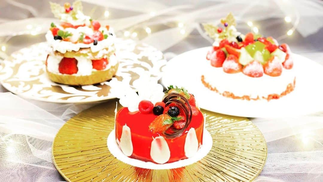 のインスタグラム：「【クリスマスケーキ2020】 煌めくイルミネーションの光に陽気な音楽、素敵なプレゼントに大人も子供も夢が膨らむ1年に1度の特別な1日。 あなたの心も満たしたい。 ANAクラウンプラザホテル成田では、今年もホテルメイドのクリスマスケーキをご用意いたしました。 . 詳細・ご予約はこちら▽ https://www.tablecheck.com/shops/anacrowneplaza-narita-ceres/reserve?menu_lists[]=5eb660215f6ddf9a51006173」