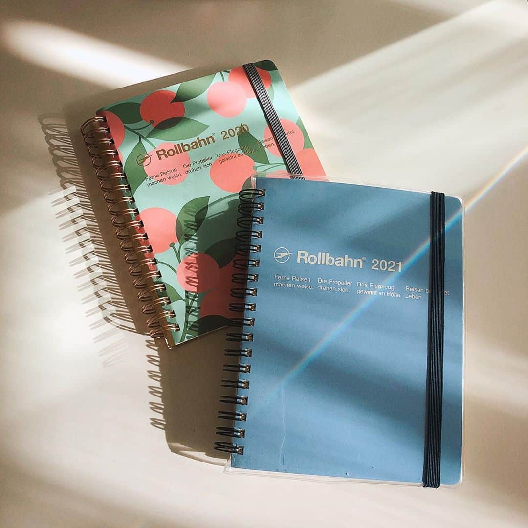 林穂乃花のインスタグラム：「. 果物柄から、青色に変身した手帳ˎˊ˗  2020年の手帳の柄がお気に入りだったから新しくするのは悲しいけど、きっと来年の今も、同じことを思うでしょう😌🤍 予定管理も、日記も。 全部の思い出が詰まった手帳は、物入れの中にさよなら👋 . . #diary #ロルバーン #2021手帳」