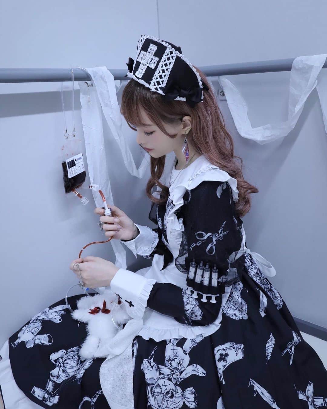 Chikako千佳子さんのインスタグラム写真 - (Chikako千佳子Instagram)「palpitate 🖤 #lolitafashion #classiclolita #gothiclolita #angelicpretty #babythestarsshinebright #metamorphosetempsdefille #toalice」11月6日 17時45分 - cindychikako
