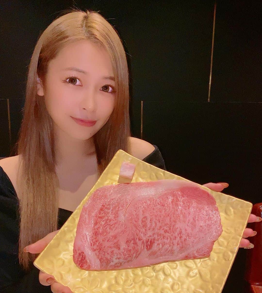 IORIのインスタグラム：「・ こんなに大きなお肉見たことある！？！？ ・ ・ #お肉#お肉大好き#肉フェス#巨大#牛 #名古屋#錦#錦3#シェリエ#GOLD#サロンドゴールド#salondegold#newドレス#キャバクラ#キャバ嬢#シャンパン#撮影#followforfollowback #likeforlike#キャバ嬢の日常」