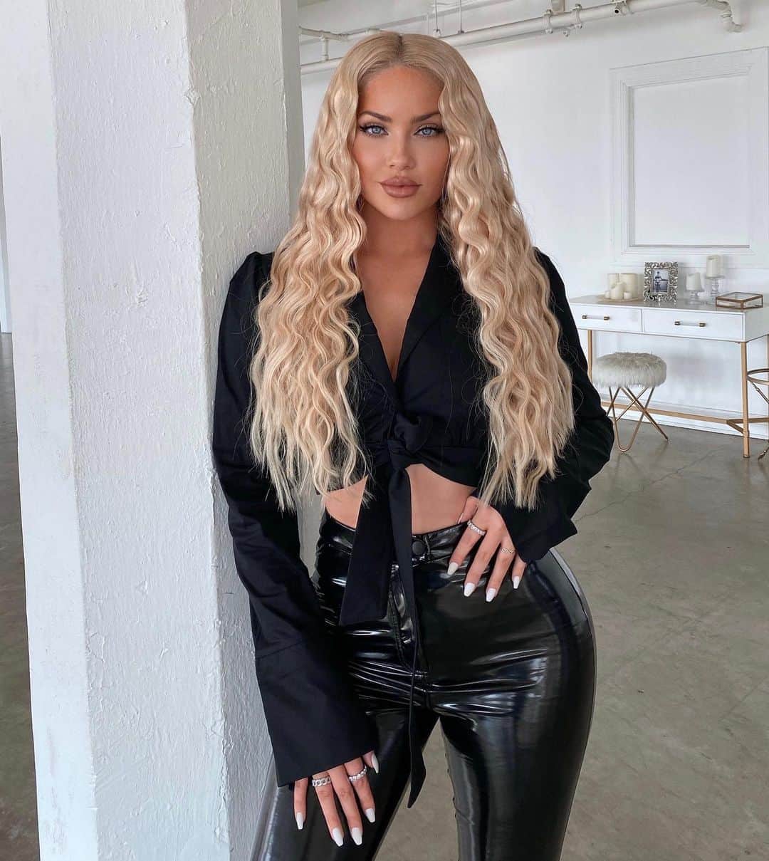 Olivia Piersonさんのインスタグラム写真 - (Olivia PiersonInstagram)「Mermaid waves 🧜‍♀️ loved this look wearing my @beauty_worksonline 22" Double Hair Set clip-in extensions in shade 'LA Blonde' styled with The Waver. This tool is so easy to use and creates defined waves in minutes on all hair types. Use my code: OLIVIA10 for discount, they ship worldwide 😘 #beautyworks AD」11月6日 17時49分 - oliviapierson
