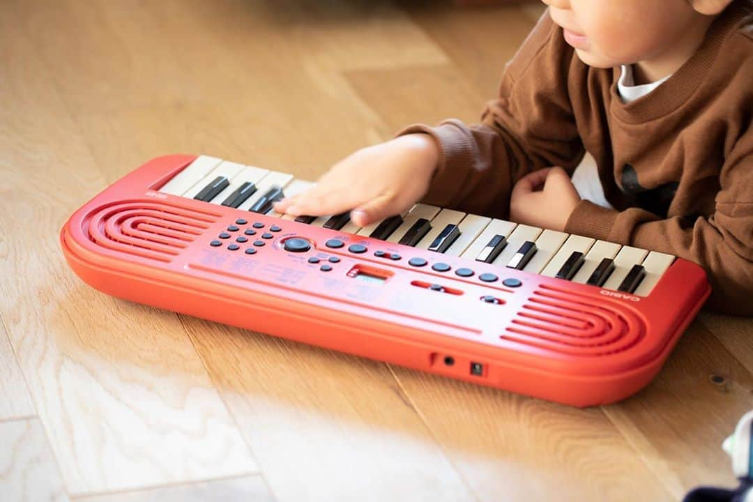 InRedさんのインスタグラム写真 - (InRedInstagram)「親子で自宅時間を楽しむ！ Let's キーボードチャレンジ♪vol.1  CASIO UK-01 ミニキーボードで息子とおうち時間を楽しんでいます😊 100音色50パターンもあるので、音色を変えるだけで簡単な曲も新鮮に聞こえます🎶 叩いて音が鳴るドラムパッド機能は楽譜が読めない子どもでも楽しめます🙆‍♀️  今ならCASIOのインスタグラムでUK-01がもらえるプレゼントキャンペーン実施中です！  #CASIO電子楽器40周年 #おうちできらきら星を弾いてみよう  @casio_music_japan」11月6日 17時49分 - inrededitor