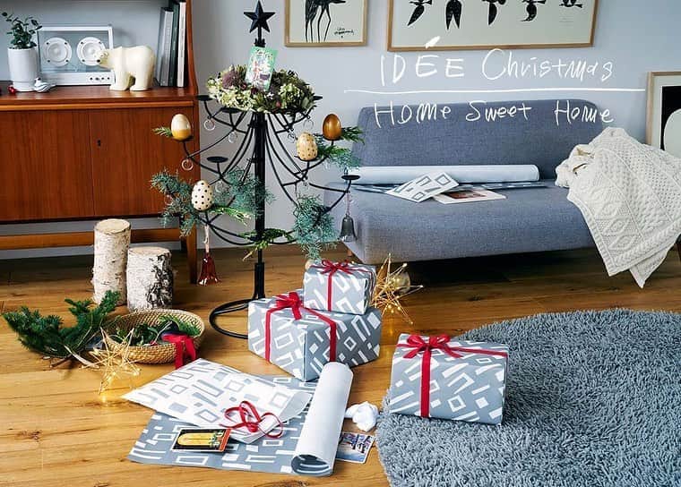 IDÉE／イデーさんのインスタグラム写真 - (IDÉE／イデーInstagram)「イデーのクリスマスがはじまります。   今年のイデーのクリスマスは"我が家で過ごすクリスマス"がテーマ。  おうちを飾りつけて、家族やお友達をまねいて、大切な人にとっておきのギフトを贈る。そんな心に残る、今年らしいクリスマスを過ごしてみませんか。   イデーショップオンラインでは「家を飾るもの」「お客様をもてなすもの」「大切な人に贈るもの」の3つのテーマで、おすすめのアイテムをご紹介しておりますので、ぜひご覧ください。   そして・・・！今年のクリスマスヴィジュアルは山口一郎さんに描きおろしていただきました！（スワイプして2枚目参照）  サンタクロースがおうちでアートを飾っている姿がとてもキュートですよね。イデーショップでは、こちらのサンタクロースとトナカイがクリスマスの飾りつけをして、みなさまをお待ちしております。  ほかにも山口一郎さんのイラストをあしらったトートバッグやマグカップなど、クリスマス限定アイテムもご用意しております。どうぞチェックしてみてください。   とっておきのホリデーシーズンをイデーといっしょに彩りましょう。  #IDÉE #IDÉESHOP #idee #ideeshop #interior #interiorcoordinate #イデー #イデーショップ #ライフスタイル #丁寧な暮らし #暮らしを楽しむ #christmas #今年のクリスマスのヴィジュアルは山口一郎さん #山口一郎限定アイテムはストーリーでご紹介します」11月6日 17時52分 - lifewithidee