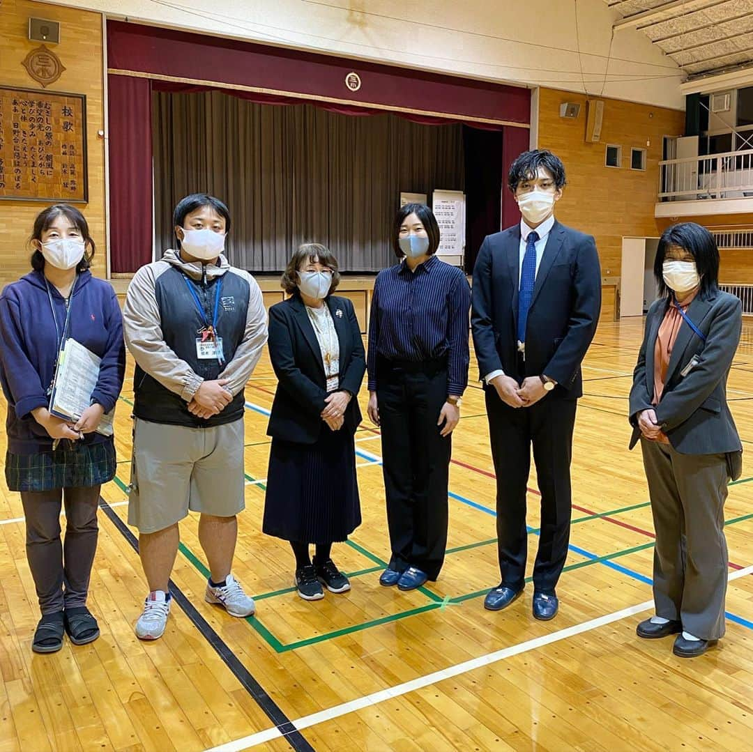 下平夏奈さんのインスタグラム写真 - (下平夏奈Instagram)「昨日は日野市立第三小学校へ アスリート特別授業の打ち合わせへ行ってきました！  児童の成長を一番に考えられている 温かい先生方ばかりで 私自身、打ち合わせをする中で たくさんの学びがありました。  11月13日には、 同じ日野市にある第四小学校で アスリート特別授業を担当させて いただくことになっています！  企画書づくりから 企画の内容、スケジュール管理や 事前準備など 初めてのことも多く 大変なこともありましたが  良いものをつくりあげよう！と 同じ気持ちで一緒に準備をしてくれる仲間や、 校長先生をはじめ、小学校の先生方がいるからこそ  こうしてアスリート特別授業を 開催することができます！  本当にありがたいことです✨  児童のみなさんが 大人になっても心に残るような。 良い時間にできるよう、 開催当日までしっかり準備していきます！  スポーツ選手や、 セカンドキャリアを考えるアスリートにとっても 今後に繋がる良い取り組みになれたらと思います！  #日野市 #東京都 #アスリート特別授業 #日野市立第四小学校 #日野市第三小学校  #アスリート #スポーツ #セカンドキャリア #フリーランス #体験型 #講演 #トークショー  #夢 #努力 #講演会 #地域貢献 #地域密着型  #sports #athlete #dream #free #sns」11月6日 18時04分 - kana0412.sss