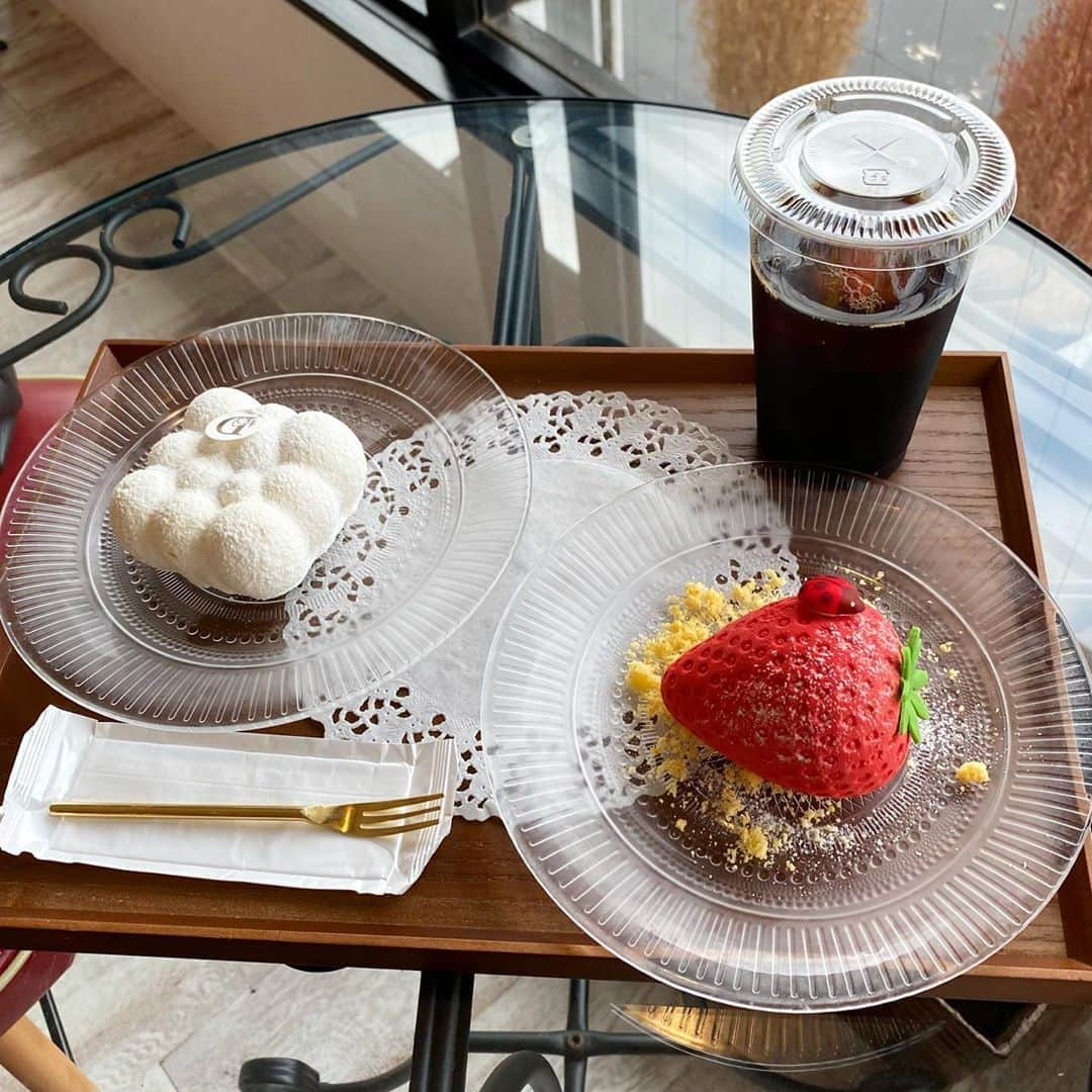 ゆうとグルメさんのインスタグラム写真 - (ゆうとグルメInstagram)「ㅤㅤㅤㅤㅤㅤㅤㅤㅤㅤㅤㅤㅤ 千葉にあるDefiさん(@defi_boulangerie_patisserie)の 「いちご」490円 「くも」490円 ㅤㅤㅤㅤㅤㅤㅤㅤㅤㅤㅤㅤㅤ JR千葉駅から徒歩12分ほどのところにあるDefiさんは、ご夫婦が営むパンとケーキのお店！ ㅤㅤㅤㅤㅤㅤㅤㅤㅤㅤㅤㅤㅤ 今回はいちごとくものケーキを注文🍓 ㅤㅤㅤㅤㅤㅤㅤㅤㅤㅤㅤㅤㅤ いちごは、いちごムースの中にライムソース、チーズクリーム、いちごジャムの層が入ったケーキ！ ところどころにホワイトチョコのクランチも入っていてその食感も良いアクセントになってくれます！ ㅤㅤㅤㅤㅤㅤㅤㅤㅤㅤㅤㅤㅤ くもはベイクドチーズ、クリームチーズ、レアチーズの3種類の製法で作られたチーズケーキ！ こっちは中にカリカリのくるみが入っています！ ㅤㅤㅤㅤㅤㅤㅤㅤㅤㅤㅤㅤㅤ どっちもおいしかったけど、個人的にはチーズのまろやかさと絶妙な酸味を味わえるくものケーキが特に好みの味でした🤤 ㅤㅤㅤㅤㅤㅤㅤㅤㅤㅤㅤㅤㅤ ちなみに人気のケーキは予約分だけで当日分が全て売り切れてしまうこともあるみたいなので、お目当てのケーキがある場合は予約必須！！ ㅤㅤㅤㅤㅤㅤㅤㅤㅤㅤㅤㅤㅤ あと前日までの電話予約の際にお願いしておくと、+300円ほどでチョコのちょうちょがついた豪華な飾り付けにもしてもらえるみたい！ ㅤㅤㅤㅤㅤㅤㅤㅤㅤㅤㅤㅤㅤ ケーキはおいしいし見た目もかわいいし値段も基本的に500円以下とかなりコスパも良かったです！ おすすめ！！ ㅤㅤㅤㅤㅤㅤㅤㅤㅤㅤㅤㅤㅤ ------------------------------------------ 📍千葉県千葉市中央区松波1-16-11 ⏰10:00〜売り切れ次第終了 🛌水曜定休 🚃JR千葉駅北口から徒歩12分 ------------------------------------------ #千葉カフェ #defiboulangerieandpatisserie #ケーキ #いちご」11月6日 17時59分 - yuuuuto38