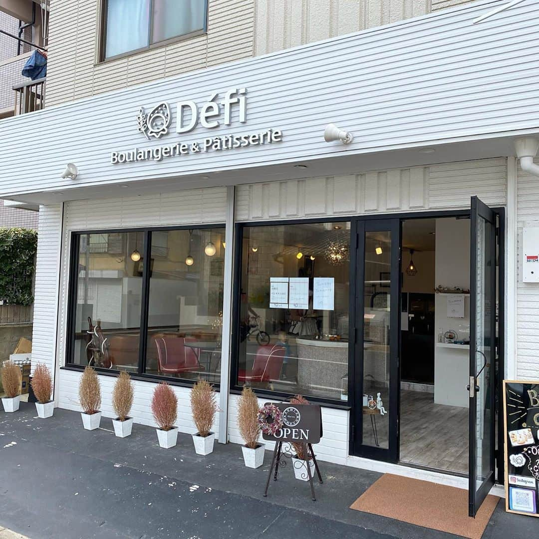 ゆうとグルメさんのインスタグラム写真 - (ゆうとグルメInstagram)「ㅤㅤㅤㅤㅤㅤㅤㅤㅤㅤㅤㅤㅤ 千葉にあるDefiさん(@defi_boulangerie_patisserie)の 「いちご」490円 「くも」490円 ㅤㅤㅤㅤㅤㅤㅤㅤㅤㅤㅤㅤㅤ JR千葉駅から徒歩12分ほどのところにあるDefiさんは、ご夫婦が営むパンとケーキのお店！ ㅤㅤㅤㅤㅤㅤㅤㅤㅤㅤㅤㅤㅤ 今回はいちごとくものケーキを注文🍓 ㅤㅤㅤㅤㅤㅤㅤㅤㅤㅤㅤㅤㅤ いちごは、いちごムースの中にライムソース、チーズクリーム、いちごジャムの層が入ったケーキ！ ところどころにホワイトチョコのクランチも入っていてその食感も良いアクセントになってくれます！ ㅤㅤㅤㅤㅤㅤㅤㅤㅤㅤㅤㅤㅤ くもはベイクドチーズ、クリームチーズ、レアチーズの3種類の製法で作られたチーズケーキ！ こっちは中にカリカリのくるみが入っています！ ㅤㅤㅤㅤㅤㅤㅤㅤㅤㅤㅤㅤㅤ どっちもおいしかったけど、個人的にはチーズのまろやかさと絶妙な酸味を味わえるくものケーキが特に好みの味でした🤤 ㅤㅤㅤㅤㅤㅤㅤㅤㅤㅤㅤㅤㅤ ちなみに人気のケーキは予約分だけで当日分が全て売り切れてしまうこともあるみたいなので、お目当てのケーキがある場合は予約必須！！ ㅤㅤㅤㅤㅤㅤㅤㅤㅤㅤㅤㅤㅤ あと前日までの電話予約の際にお願いしておくと、+300円ほどでチョコのちょうちょがついた豪華な飾り付けにもしてもらえるみたい！ ㅤㅤㅤㅤㅤㅤㅤㅤㅤㅤㅤㅤㅤ ケーキはおいしいし見た目もかわいいし値段も基本的に500円以下とかなりコスパも良かったです！ おすすめ！！ ㅤㅤㅤㅤㅤㅤㅤㅤㅤㅤㅤㅤㅤ ------------------------------------------ 📍千葉県千葉市中央区松波1-16-11 ⏰10:00〜売り切れ次第終了 🛌水曜定休 🚃JR千葉駅北口から徒歩12分 ------------------------------------------ #千葉カフェ #defiboulangerieandpatisserie #ケーキ #いちご」11月6日 17時59分 - yuuuuto38