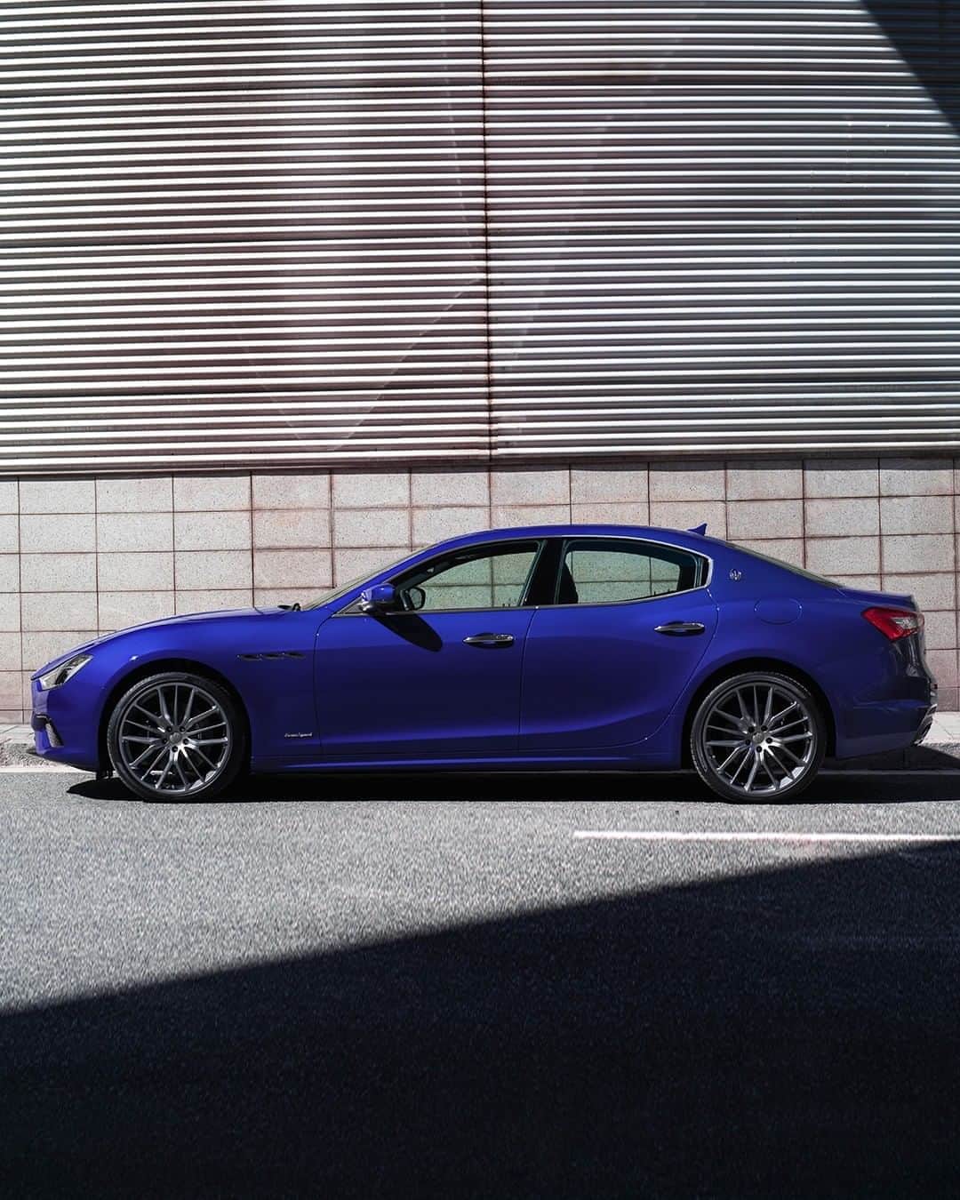 Maserati Japan | マセラティ ジャパンのインスタグラム：「究極の贅沢とエレガンスに、先進のテクノロジーが生み出す圧倒的なパワー。ギブリは、マセラティが持つ革新や競争、勝利への飽くなき情熱の賜物です。  ギブリの詳細はこちら https://www.maserati.com/jp/ja/models/ghibli  #Maserati #マセラティ  #MaseratiJapan #マセラティジャパン #Ghibli #ギブリ」