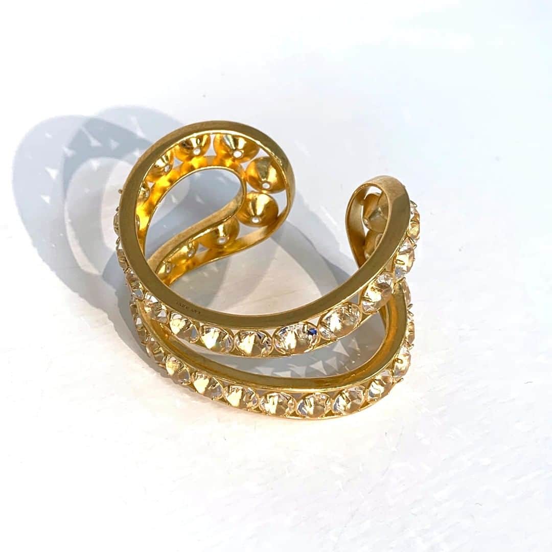 SPURさんのインスタグラム写真 - (SPURInstagram)「敷き詰められたクリスタルが輝くJW ANDERSONのバングル。曲線美も相まって、これひとつで印象的な手元が叶います✨（編集U）  #JWANDERSON #JWアンダーソン #バングル #SPUR #アクセサリー #bangle #ジェイダブリューアンダーソン #jewelry #accessory  #クリスタル #crystal」11月6日 18時00分 - spurmagazine