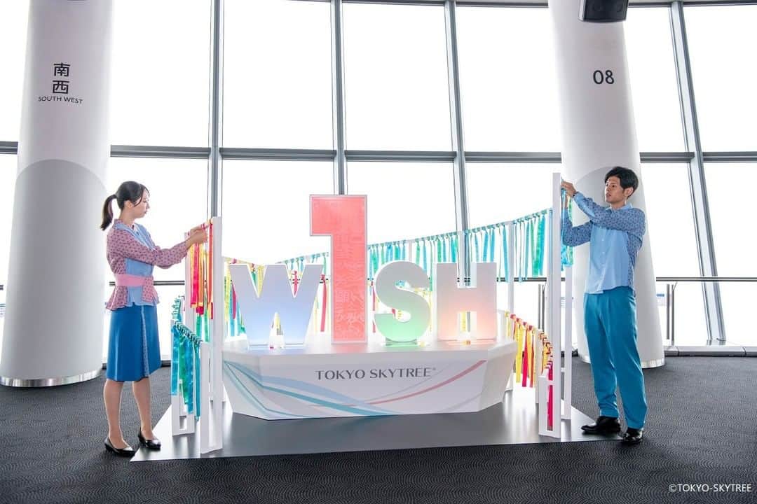 のインスタグラム：「. . 🚩TOKYO SKYTREE -  Tokyo, Japan . . [TOKYO SKYTREE –W1SH RIBBON PROJECT– Let’s tie ribbons with everyone’s wishes!] . . Midst a world fighting against the new corona virus disease (COVID-19), TOKYO SYKTREE has installed the monument “W1SH RIBBON” at its observation deck 350 meters above the ground, aspiring to boost everyone’s wishes to overcome this hardship and advance towards the new future. Visitors can write their own wish on a ribbon then tie it to this monument. Please participate in this project when you visit TOKYO SKYTREE.  . . #visituslater #stayinspired #nexttripdestination . . . #tokyoskytree #makeawish #tokyo #tokyo_japan #tokyotrip #tokyo_grapher # #japantrip #travelgram #tobujapantrip #unknownjapan #jp_gallery #visitjapan #japan_of_insta #art_of_japan #instatravel #japan #instagood #travel_japan #exoloretheworld #ig_japan #explorejapan #travelinjapan #beautifuldestinations #japan_vacations #beautifuljapan #japanexperience #tokyolandscape」