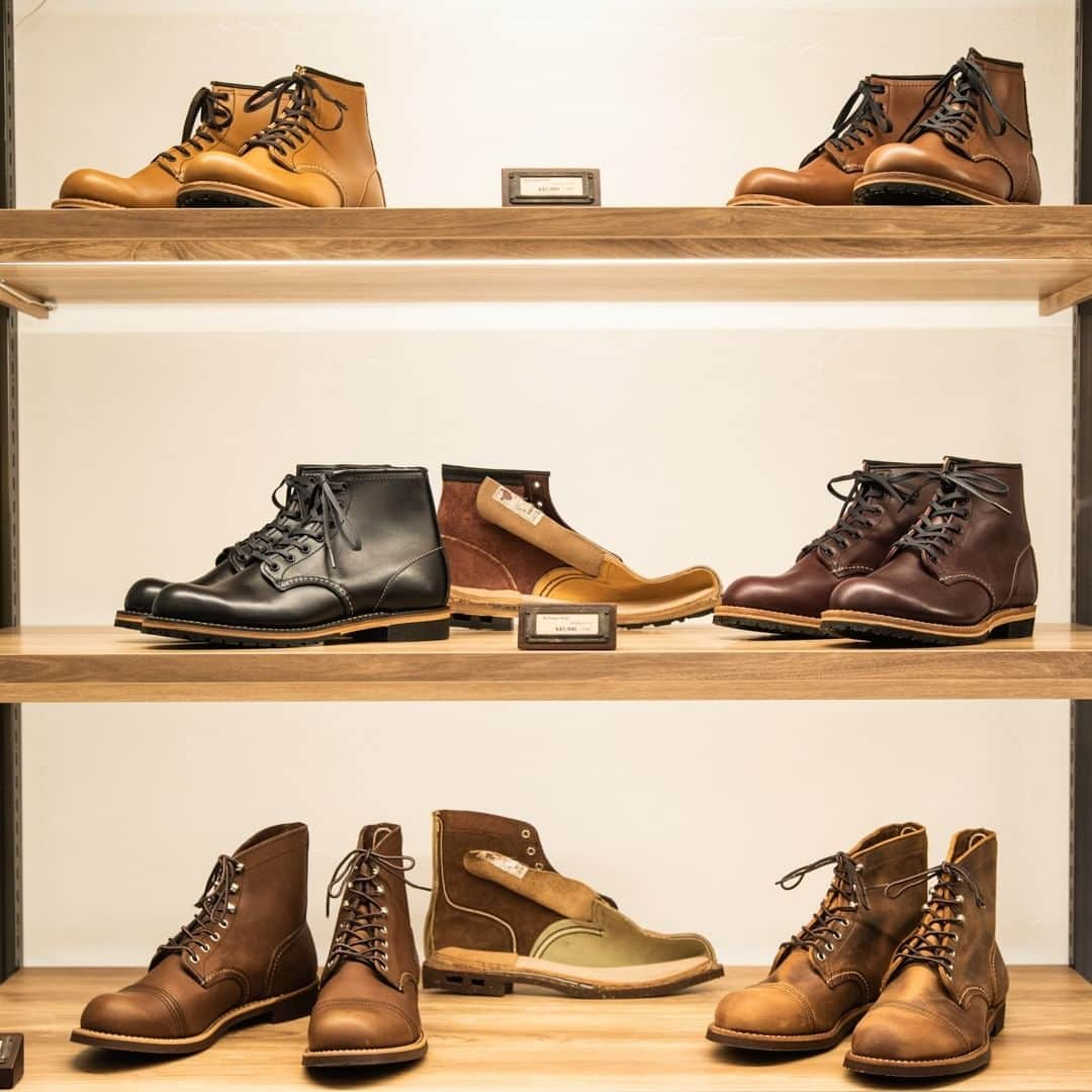 Flagsさんのインスタグラム写真 - (FlagsInstagram)「【3FにオープンしたRED WING SHOE STOREをご紹介！】  1905年にアメリカ合衆国のレッド・ウィング・シティで創業した100年以上続くワークブーツの老舗がFlagsにオープン！ シューズだけではなくファッションや雑貨も取り揃えていて店内は明るく女性でも入りやすい雰囲気です。 試着の際は足の測定から、購入後のケアの相談やリペアも受け付けているのでとっても安心。長く付き合えるブーツ選びができます。 メンズシューズはもちろん、レディースシューズも充実の品揃えなので、ぜひ気軽にお立ち寄りください！ ・ REDWINGの全容は、 Flags公式YouTubeチャンネル・IGTVで公開しています。 このInstagramアカウントのプロフィールページの URLからチェックして見てくださいね ・ Facebookでご覧の方は、こちらから https://www.youtube.com/c/FlagsChannel﻿  ・ 【3F/RED WING SHOE STORE】 ・ Flags（フラッグス） @shinjuku_flags ・ レポーター 広瀬太一 @taichi.hirose.0319 ・ #Flags #レッドウィング #レッドウィング新宿フラッグス #redwing #レッドウィングジャパン #ワークブーツ #ポストマンシューズ #POSTMANSHOES #CLASSICMOC #BECKMAN #IRONRANGER #ユニセックス #老舗 #アメリカ #シューズブランド #広瀬太一 #フラッグス #新宿フラッグス #新宿 #Shinjuku #新宿駅 #東京 #tokyo #買い物 #買い物スタイル #買い物好き #新宿買い物 #新宿ショッピング #新宿スタイル #駅近」11月6日 18時01分 - shinjuku_flags