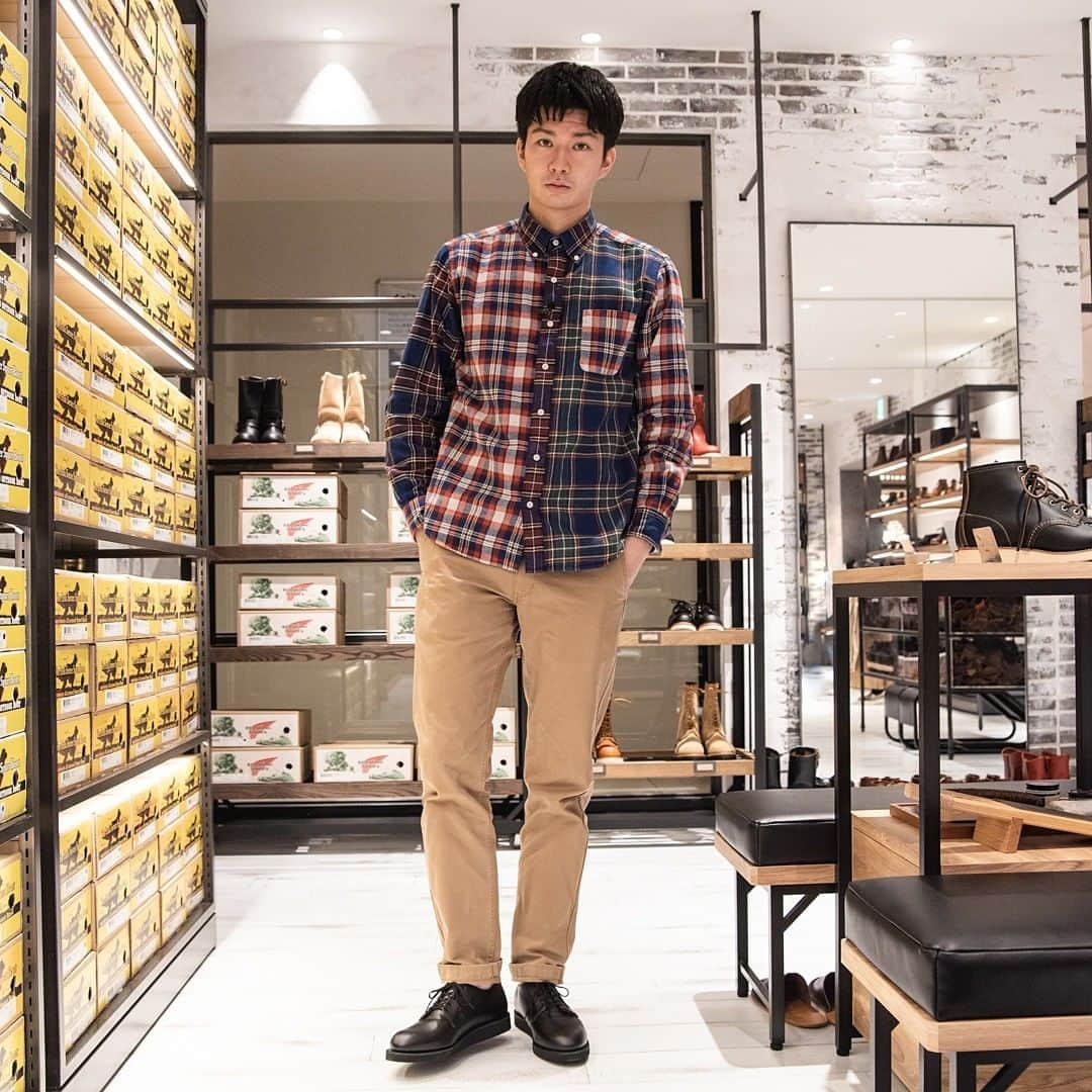 Flagsさんのインスタグラム写真 - (FlagsInstagram)「【3FにオープンしたRED WING SHOE STOREをご紹介！】  1905年にアメリカ合衆国のレッド・ウィング・シティで創業した100年以上続くワークブーツの老舗がFlagsにオープン！ シューズだけではなくファッションや雑貨も取り揃えていて店内は明るく女性でも入りやすい雰囲気です。 試着の際は足の測定から、購入後のケアの相談やリペアも受け付けているのでとっても安心。長く付き合えるブーツ選びができます。 メンズシューズはもちろん、レディースシューズも充実の品揃えなので、ぜひ気軽にお立ち寄りください！ ・ REDWINGの全容は、 Flags公式YouTubeチャンネル・IGTVで公開しています。 このInstagramアカウントのプロフィールページの URLからチェックして見てくださいね ・ Facebookでご覧の方は、こちらから https://www.youtube.com/c/FlagsChannel﻿  ・ 【3F/RED WING SHOE STORE】 ・ Flags（フラッグス） @shinjuku_flags ・ レポーター 広瀬太一 @taichi.hirose.0319 ・ #Flags #レッドウィング #レッドウィング新宿フラッグス #redwing #レッドウィングジャパン #ワークブーツ #ポストマンシューズ #POSTMANSHOES #CLASSICMOC #BECKMAN #IRONRANGER #ユニセックス #老舗 #アメリカ #シューズブランド #広瀬太一 #フラッグス #新宿フラッグス #新宿 #Shinjuku #新宿駅 #東京 #tokyo #買い物 #買い物スタイル #買い物好き #新宿買い物 #新宿ショッピング #新宿スタイル #駅近」11月6日 18時01分 - shinjuku_flags