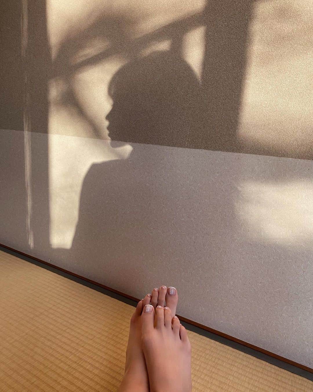 梯真奈美さんのインスタグラム写真 - (梯真奈美Instagram)「畳の井草の香りに、優しい風合いの繊維壁。  やっぱりこの空間は心が和むし落ち着くね😌  ぐーっと脚伸ばしてくつろいで、そういえばフットも変えたんだって思い出した♡  ハンドとお揃い🥰  #ネイル #フットネイル #manami_nail」11月6日 18時01分 - official_manami