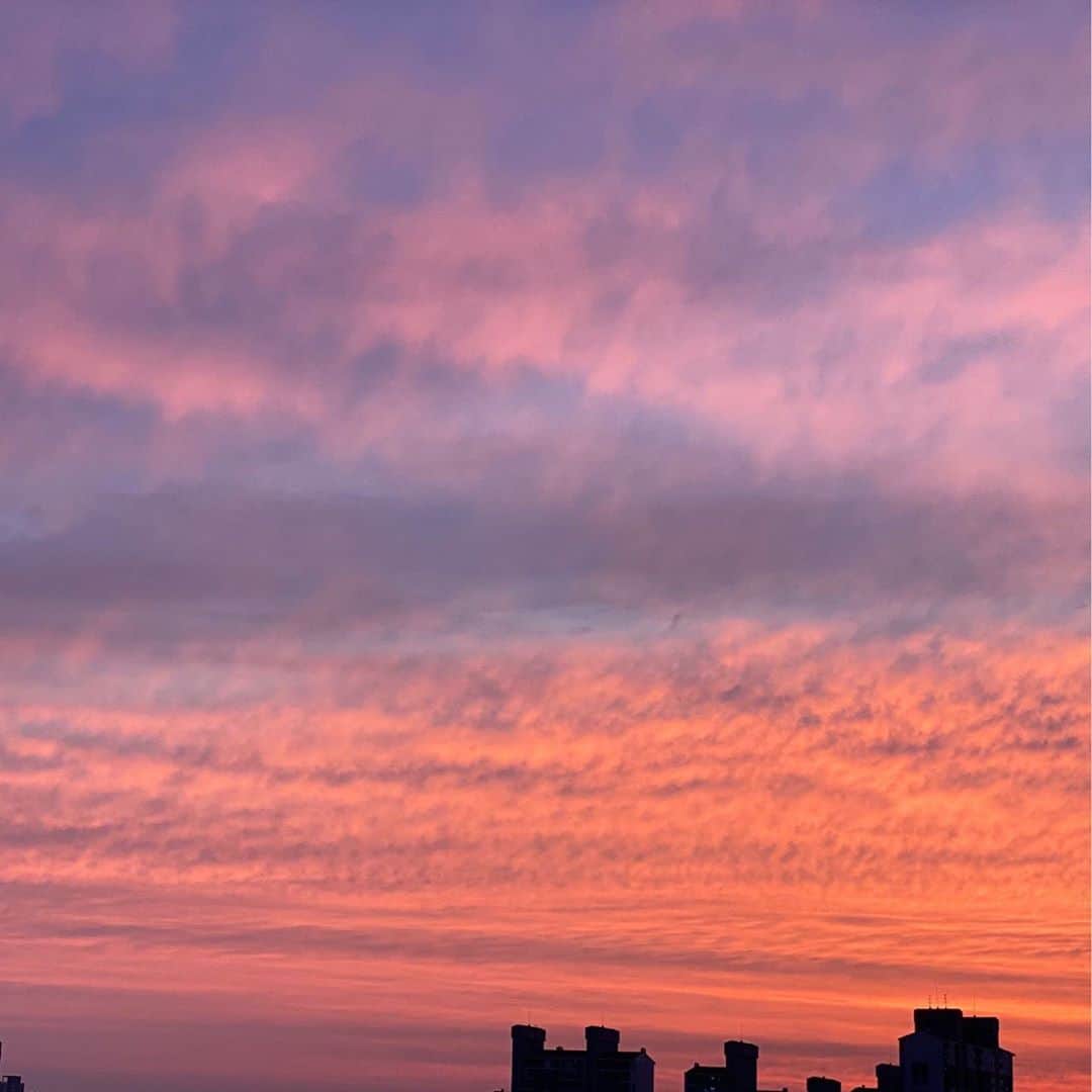 NiziUさんのインスタグラム写真 - (NiziUInstagram)「最近空の写真を撮るのにハマってます🌈💓 . .  요즘 하늘 사진 찍는 것에 빠졌어요😊😊 #niziu #maya #🦢」11月6日 18時02分 - niziu_artist_official