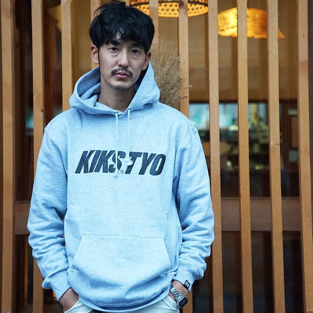 KIKSTYOさんのインスタグラム写真 - (KIKSTYOInstagram)「. NEW ARRIVAL!!! ベーシックなプルオーバータイプのロゴパーカー。 10ozの裏毛仕様、シンプルなデザインで着回しの効くオールシーズン使えるアイテム。全5色展開。 #kikstyo #tyo #tokyo #logo #logohoodie #kicks」11月6日 18時06分 - kikstyo