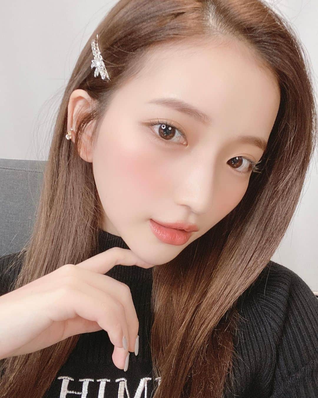 南りほのインスタグラム：「明日YouTubeにupする動画は、お仕事メイクのGRWMを撮ったよ🤍 ＆WOLFのコスメを使ってナチュラルにメイクしたけどかなり盛れたから見てね🥺💓 特にクッションファンデが神です…😱✨お楽しみに🖤  バラエティショップで販売しているので、気になる人は公式サイトの取り扱いページを見てみてね！ https://andwolf.n-organic.com/  @andwolf_official @norganic_official #アンドウルフ #エヌオーガニック #andwolf #norganic #PR」