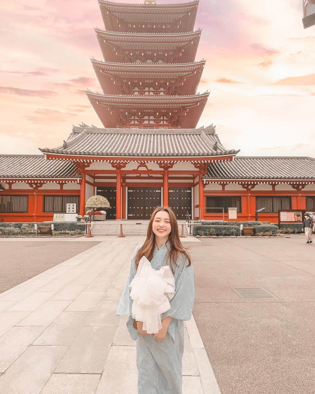 藤子さきのインスタグラム：「浅草で軽く女子旅🥰 ちな曇りだったから空フォトショした #asakusa #tokyo #sky」