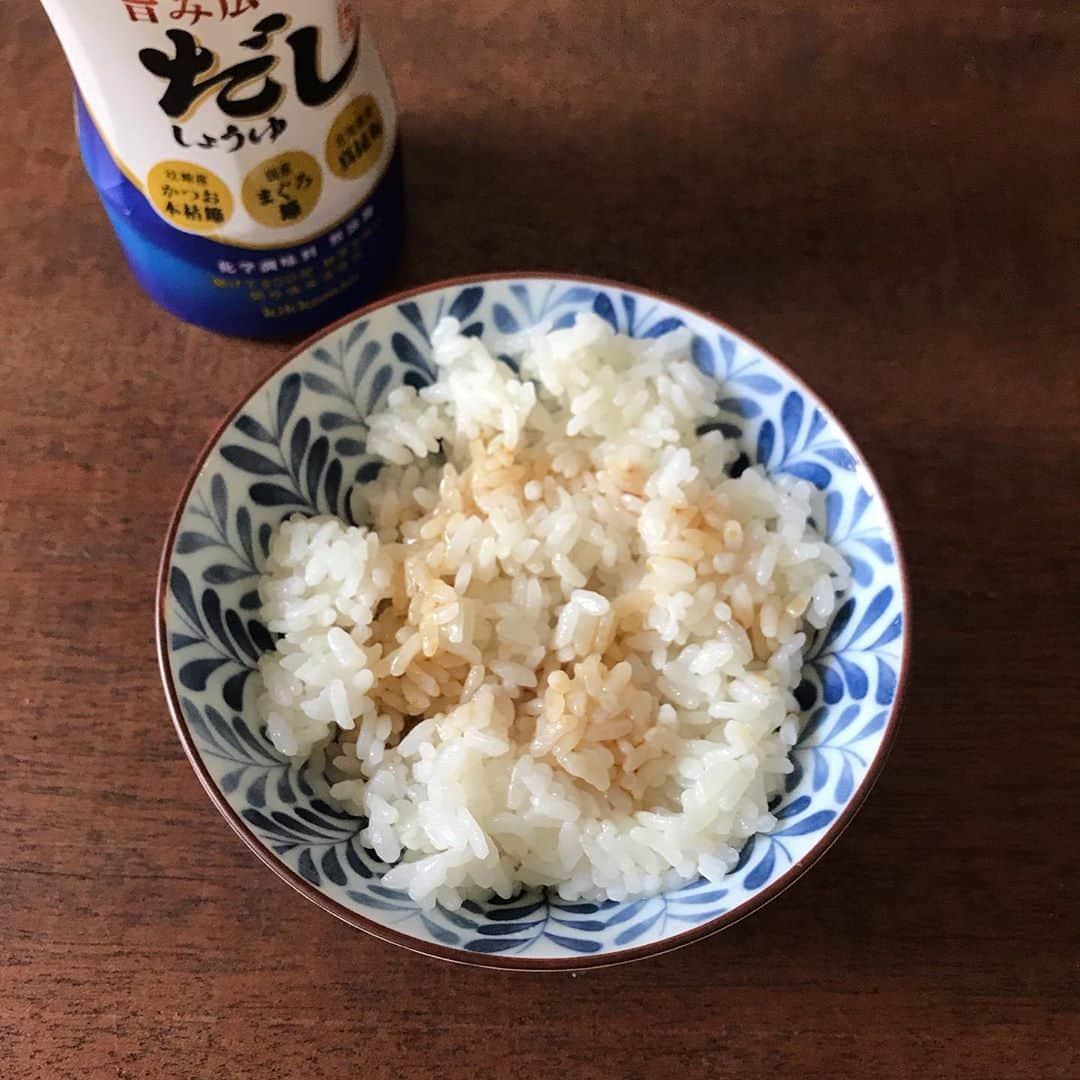 山本ゆりさんのインスタグラム写真 - (山本ゆりInstagram)「レシピでもないけど、贅沢なオススメご飯。﻿ ﻿ 【濃厚卵黄めし】﻿ ﻿ ①熱々ご飯(小盛り)に、先にだししょうゆか醤油を混ぜておく。﻿ ﻿ ★だししょうゆは毎度お馴染みキッコーマンさんのものを使ってます。(国産だし原料にこだわり化学調味料無添加で、常温で鮮度保つ液ダレせーへんあのボトルで1本350円くらいってめっちゃ良くない？コーヒー3倍分の値段でいいねんで)←お前のコーヒーの値段の感覚どないなってんねん﻿ ﻿ ②卵黄をのせ、好みでゴマ油、足りなければ醤油をたらす。まろやかさがたまりません。﻿ ﻿ ★いつもやってますわ！て方すみません。﻿ ﻿ ここに1つ前の投稿の卵白スープ(チンするだけの)を添えるのがオススメです‼️﻿ ﻿ 今回は乾燥ワカメ入り。コレ覚えてから、コレ食べたさに卵黄だけ使ったりするようになったわ…﻿ ﻿ #レシピ #簡単レシピ #おうちごはん #料理 #晩ご飯　#卵かけご飯　#TKG #とか言わんで」11月6日 18時12分 - yamamoto0507