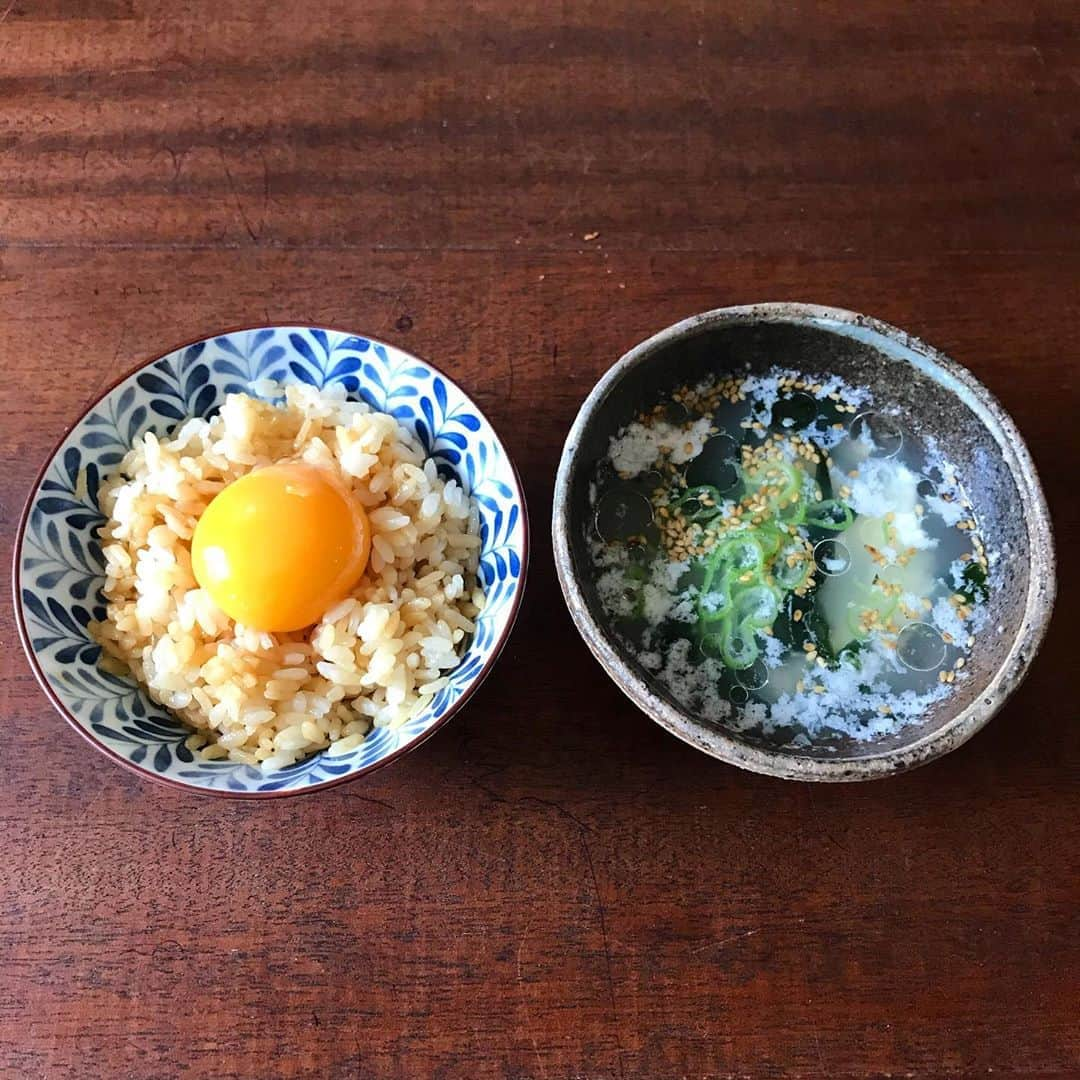 山本ゆりさんのインスタグラム写真 - (山本ゆりInstagram)「レシピでもないけど、贅沢なオススメご飯。﻿ ﻿ 【濃厚卵黄めし】﻿ ﻿ ①熱々ご飯(小盛り)に、先にだししょうゆか醤油を混ぜておく。﻿ ﻿ ★だししょうゆは毎度お馴染みキッコーマンさんのものを使ってます。(国産だし原料にこだわり化学調味料無添加で、常温で鮮度保つ液ダレせーへんあのボトルで1本350円くらいってめっちゃ良くない？コーヒー3倍分の値段でいいねんで)←お前のコーヒーの値段の感覚どないなってんねん﻿ ﻿ ②卵黄をのせ、好みでゴマ油、足りなければ醤油をたらす。まろやかさがたまりません。﻿ ﻿ ★いつもやってますわ！て方すみません。﻿ ﻿ ここに1つ前の投稿の卵白スープ(チンするだけの)を添えるのがオススメです‼️﻿ ﻿ 今回は乾燥ワカメ入り。コレ覚えてから、コレ食べたさに卵黄だけ使ったりするようになったわ…﻿ ﻿ #レシピ #簡単レシピ #おうちごはん #料理 #晩ご飯　#卵かけご飯　#TKG #とか言わんで」11月6日 18時12分 - yamamoto0507