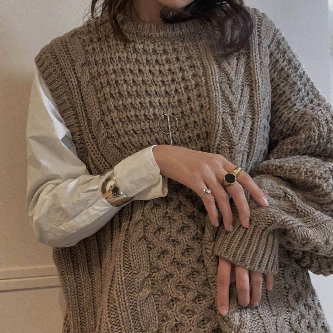 樽見麻緒のインスタグラム：「𝑘𝑛𝑖𝑡 今年買ったアシンメトリーニット🧶 ボリューミーでかわい♡  ׅ #knit#fashion#tops#winterfashion#アシンメトリートップス#ニット#秋ファッション#ファッション#レイヤード#アクセサリー#シルバーアクセ#ゴールドアクセサリー#モカブラウン#セレクトモカ」